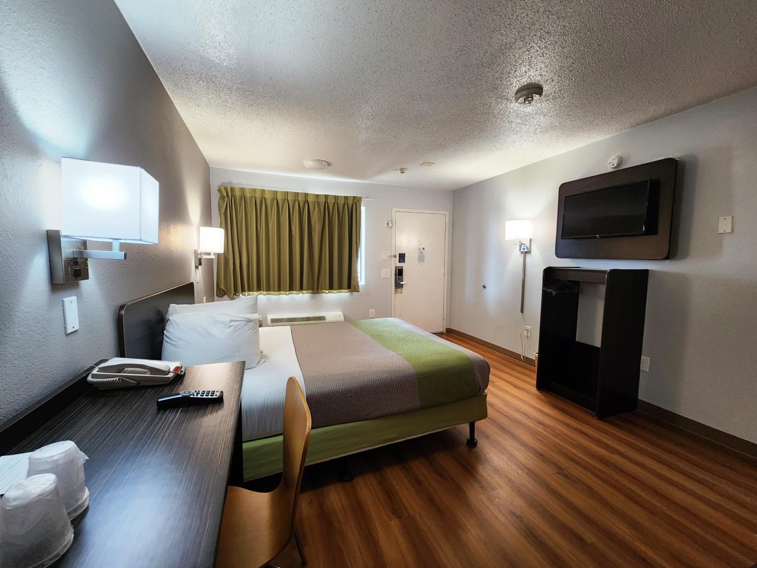 1 King Bed | ADA/RI Shower photo 3