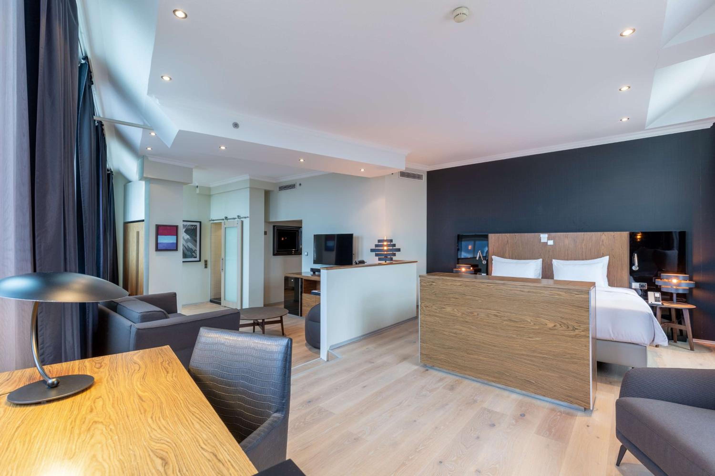 New Amsterdam Suite with Canal View - Photo 3