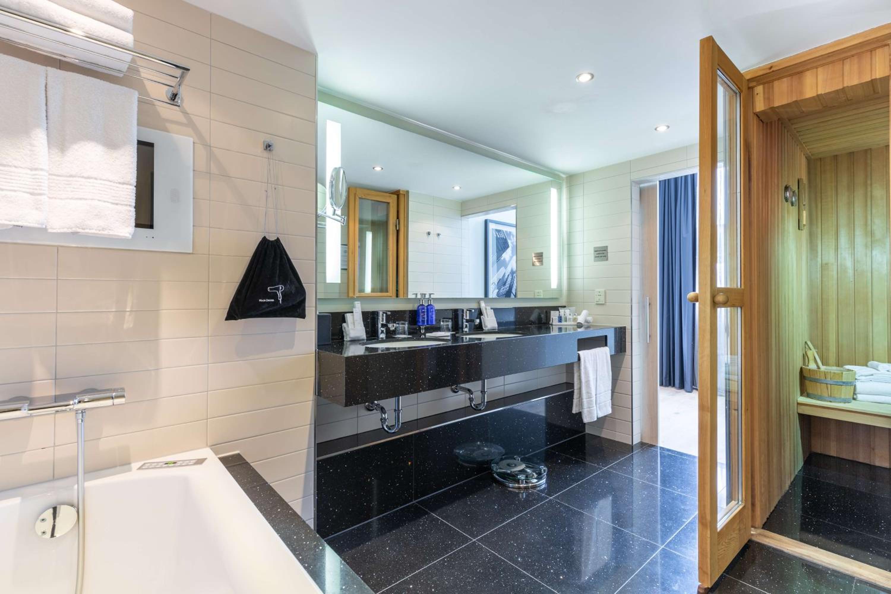 New Amsterdam Suite with Canal View - Photo 10