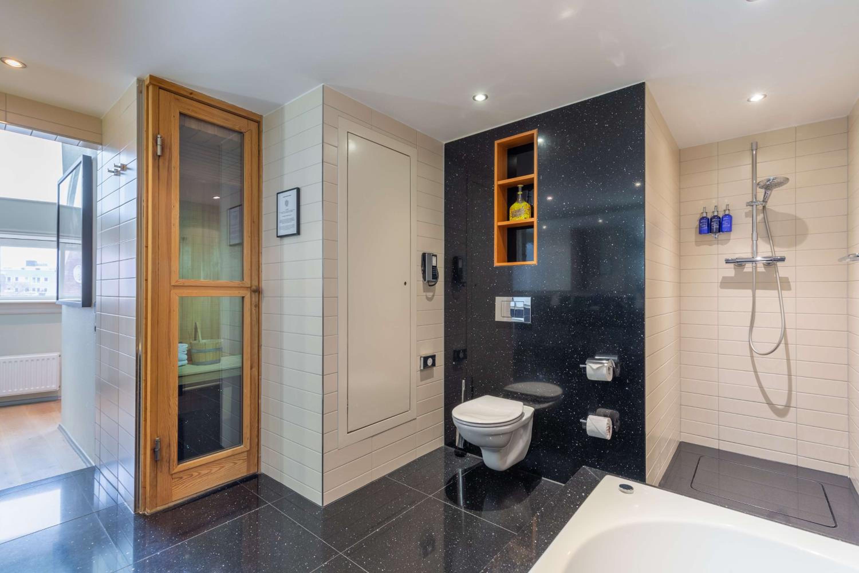 New Amsterdam Suite with Canal View - Photo 9