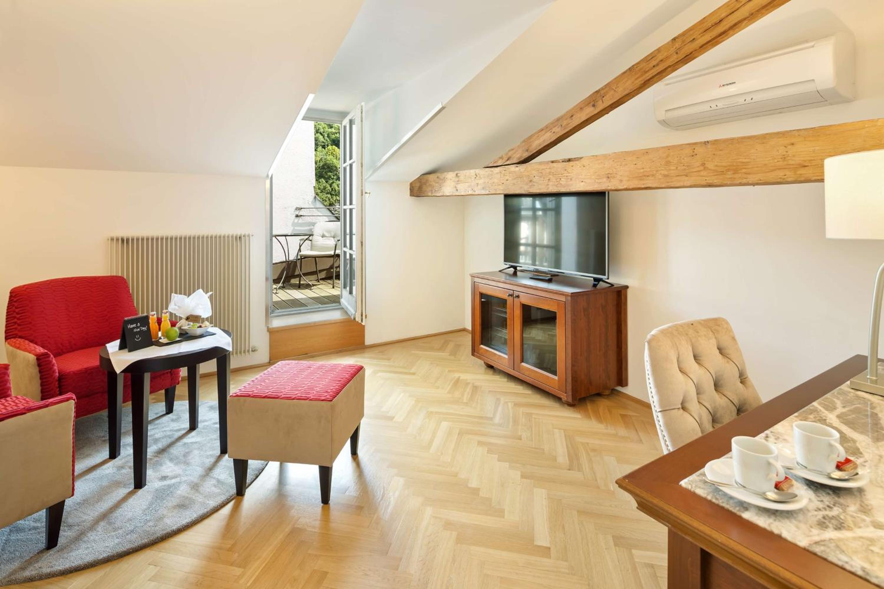 One-Bedroom Suite - Photo 2