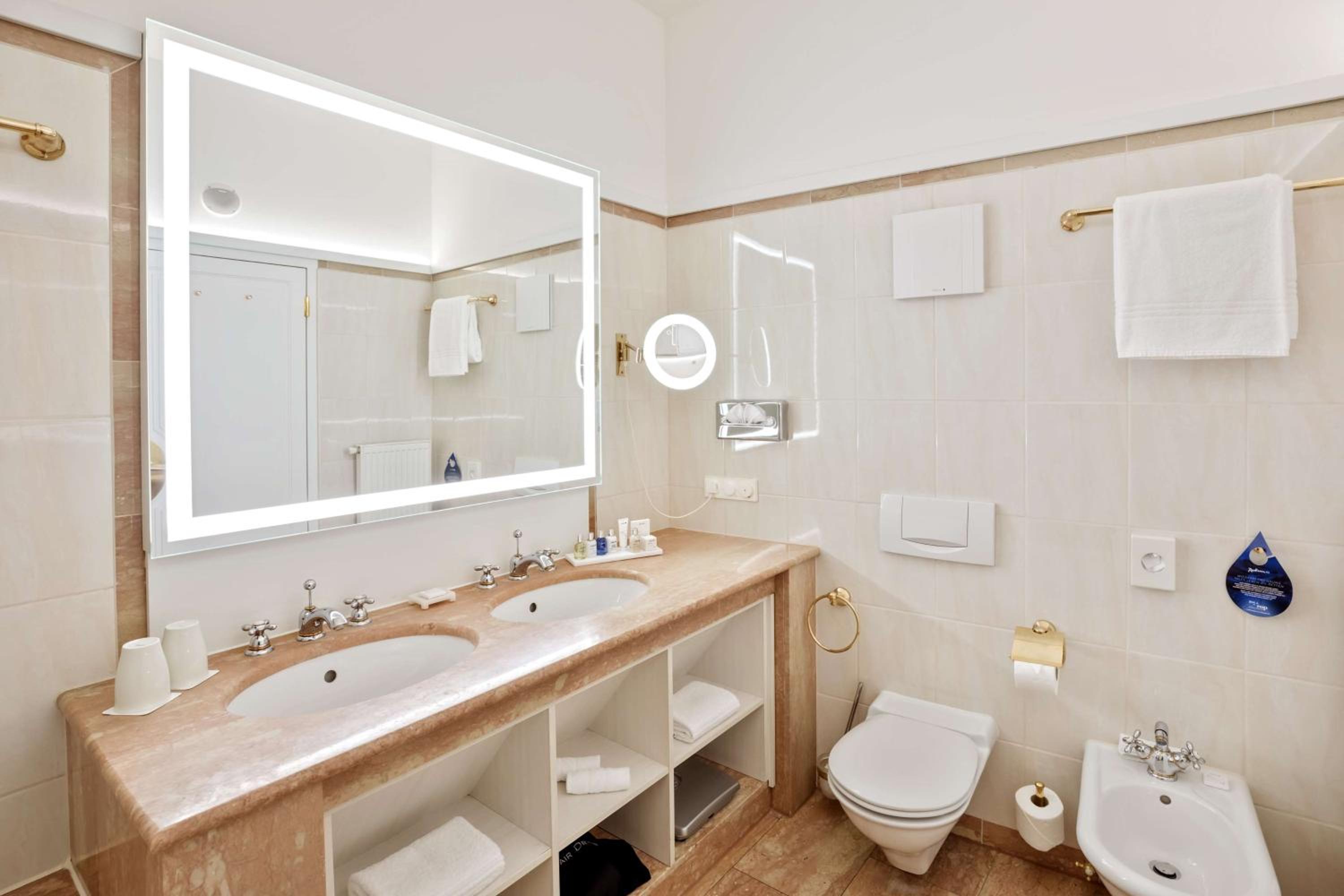 One-Bedroom Suite - Photo 8