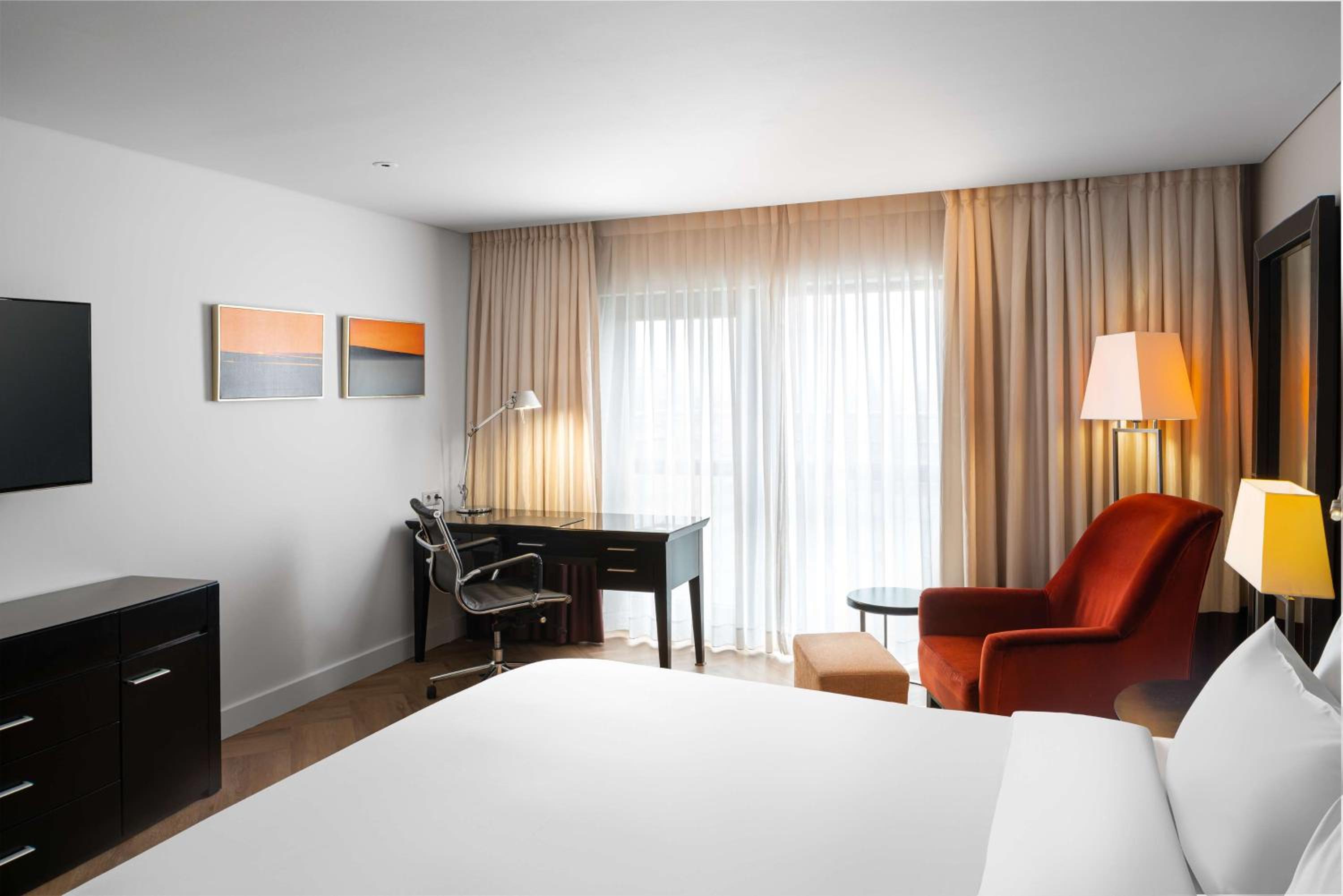 Junior Suite with Lounge Access - Photo 3