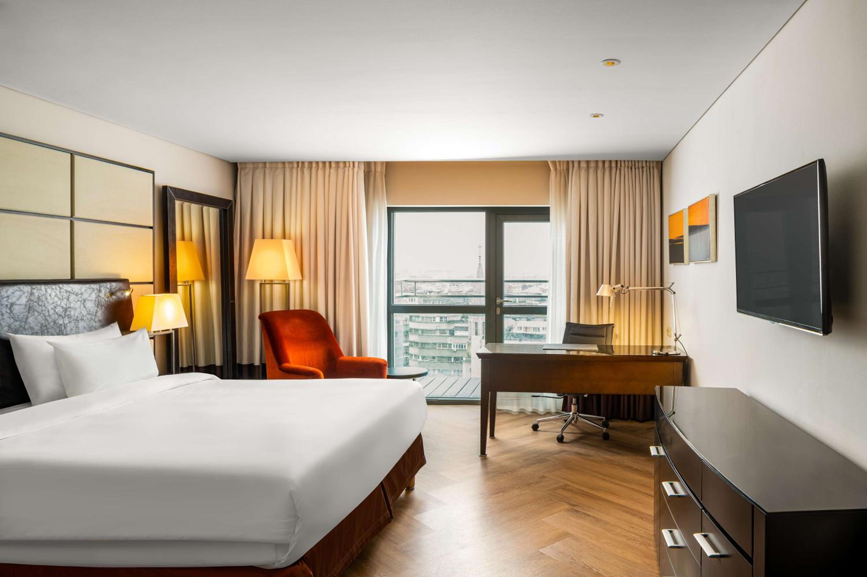 Junior Suite with Lounge Access - Photo 1