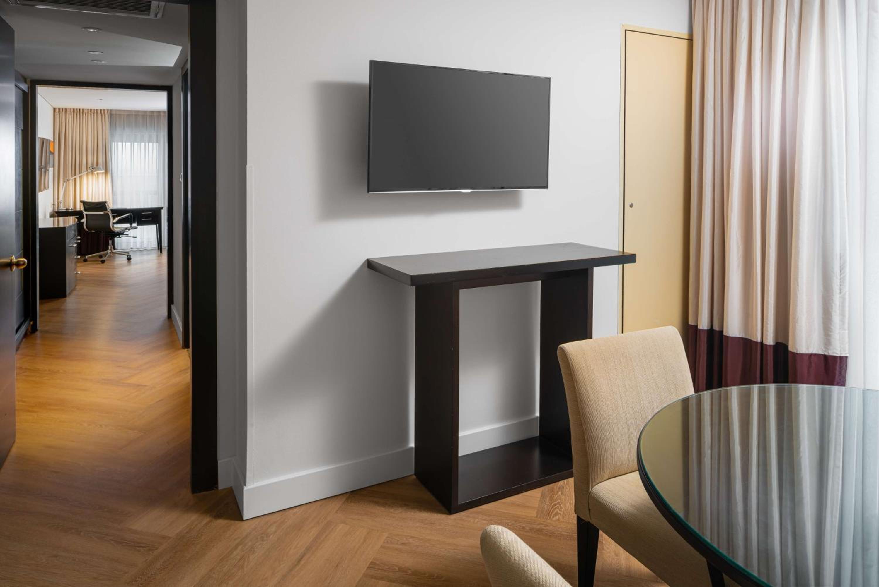Junior Suite with Lounge Access - Photo 4