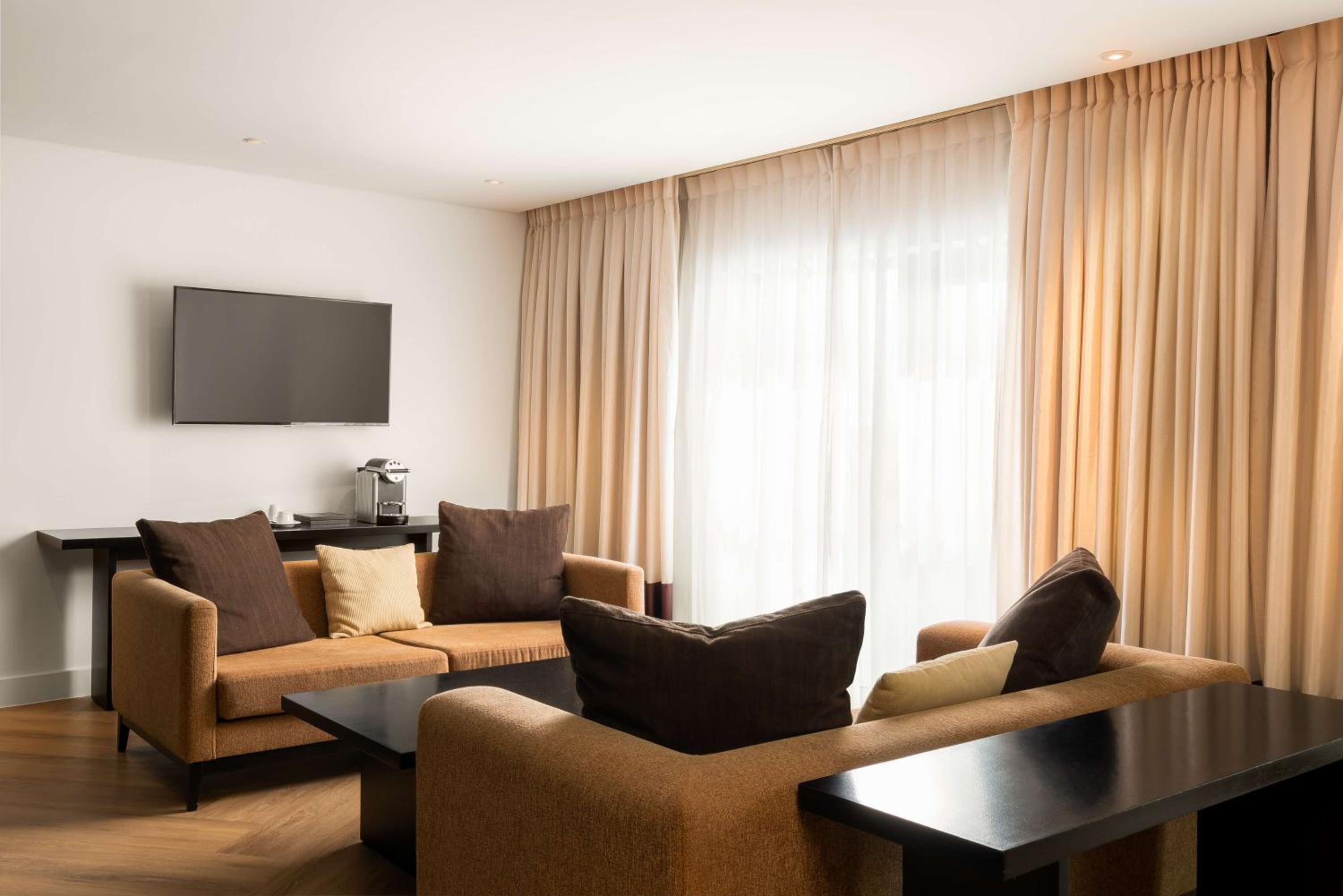 Suite with Lounge Access - Photo 3