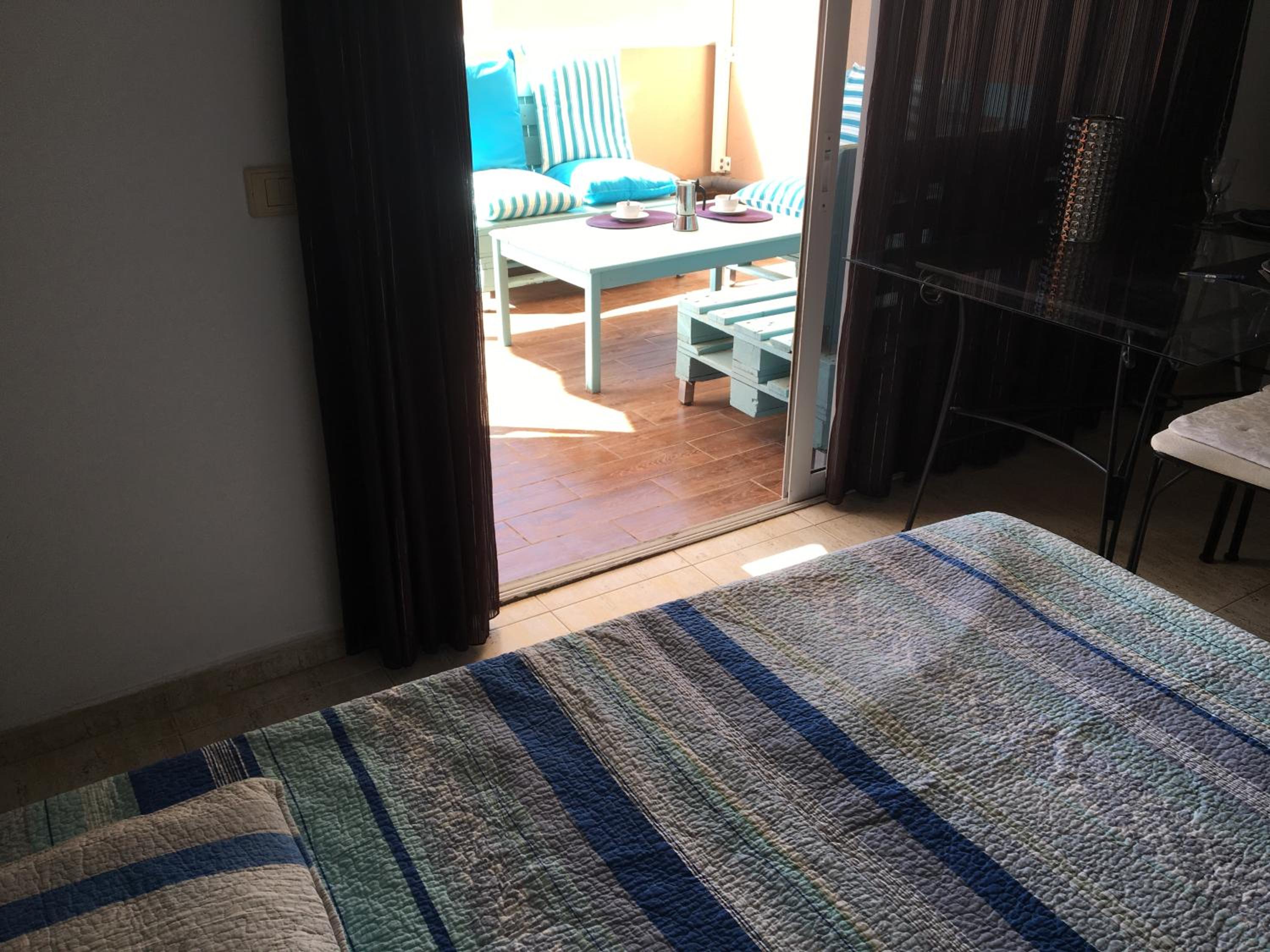 Estudio con vista al jardín