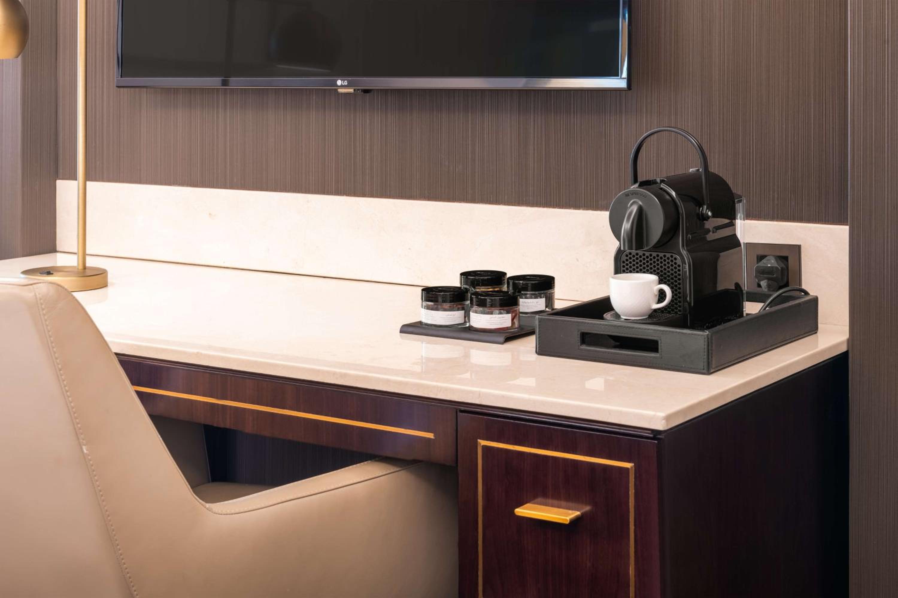 Grand Suite with Lounge Access and Balcony - Creek View photo 3