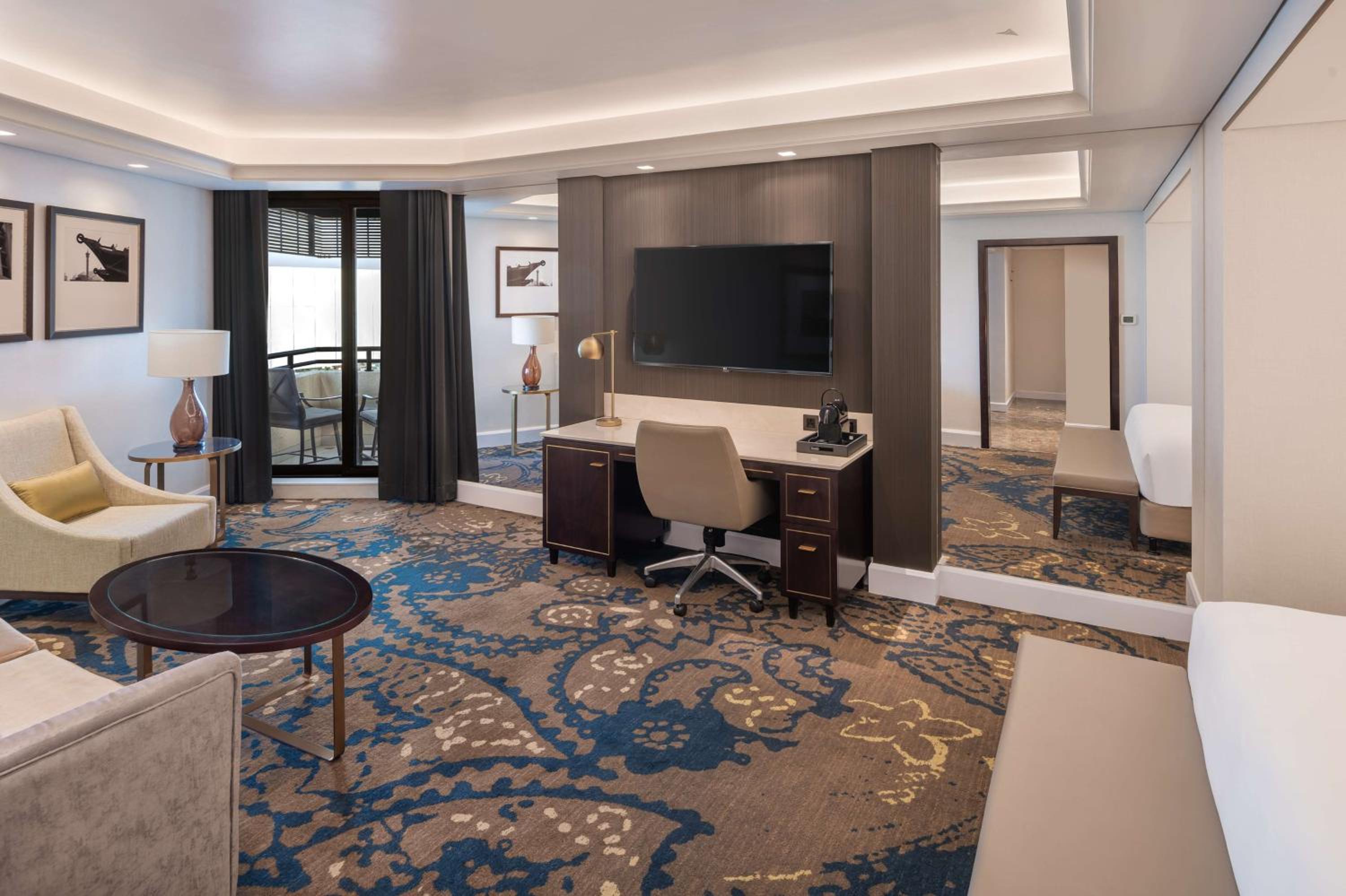 Junior Suite with Lounge Access and Balcony - Creek View — photo 4