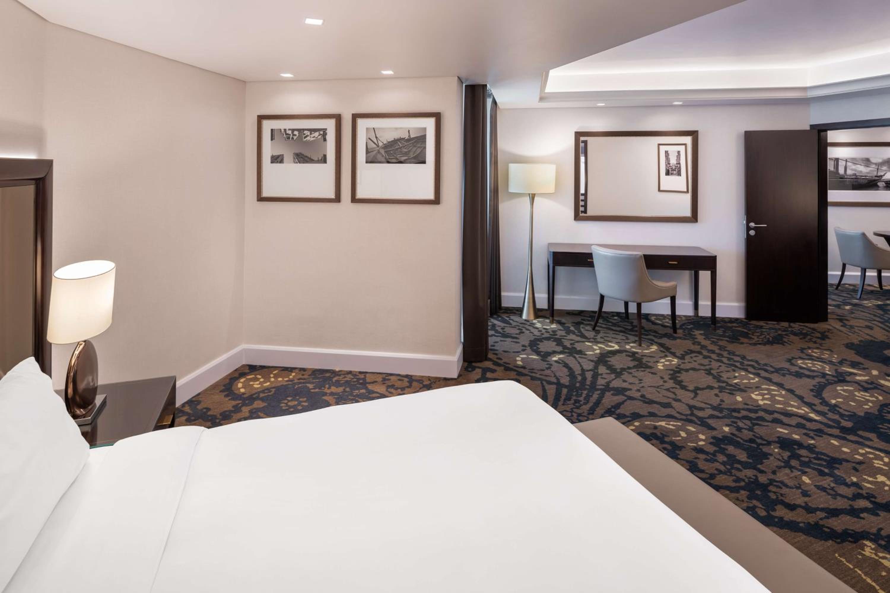 Suite with Lounge Access and Balcony - Creek View photo 3