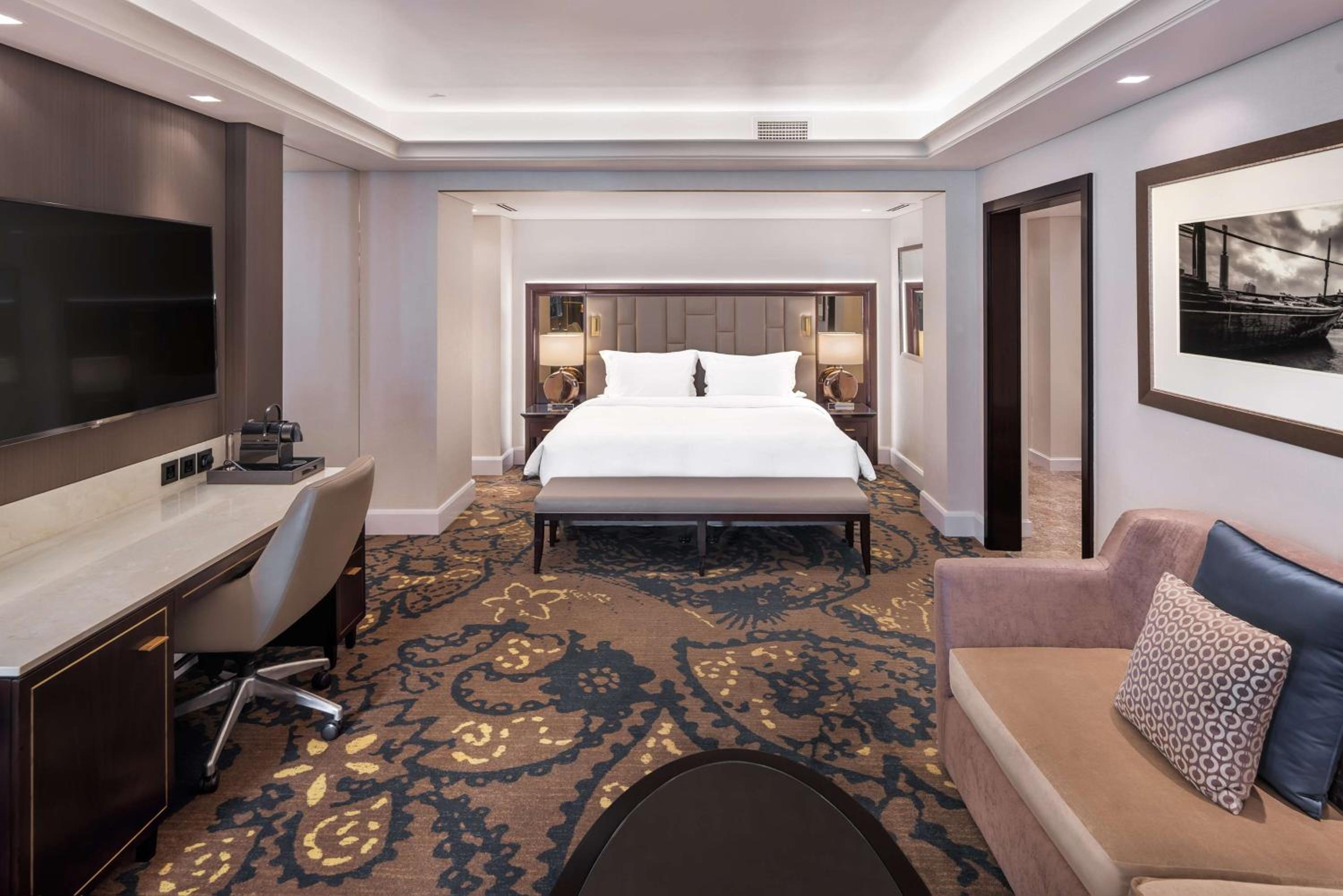 Junior Suite with Lounge Access and Balcony - Creek View — photo 8