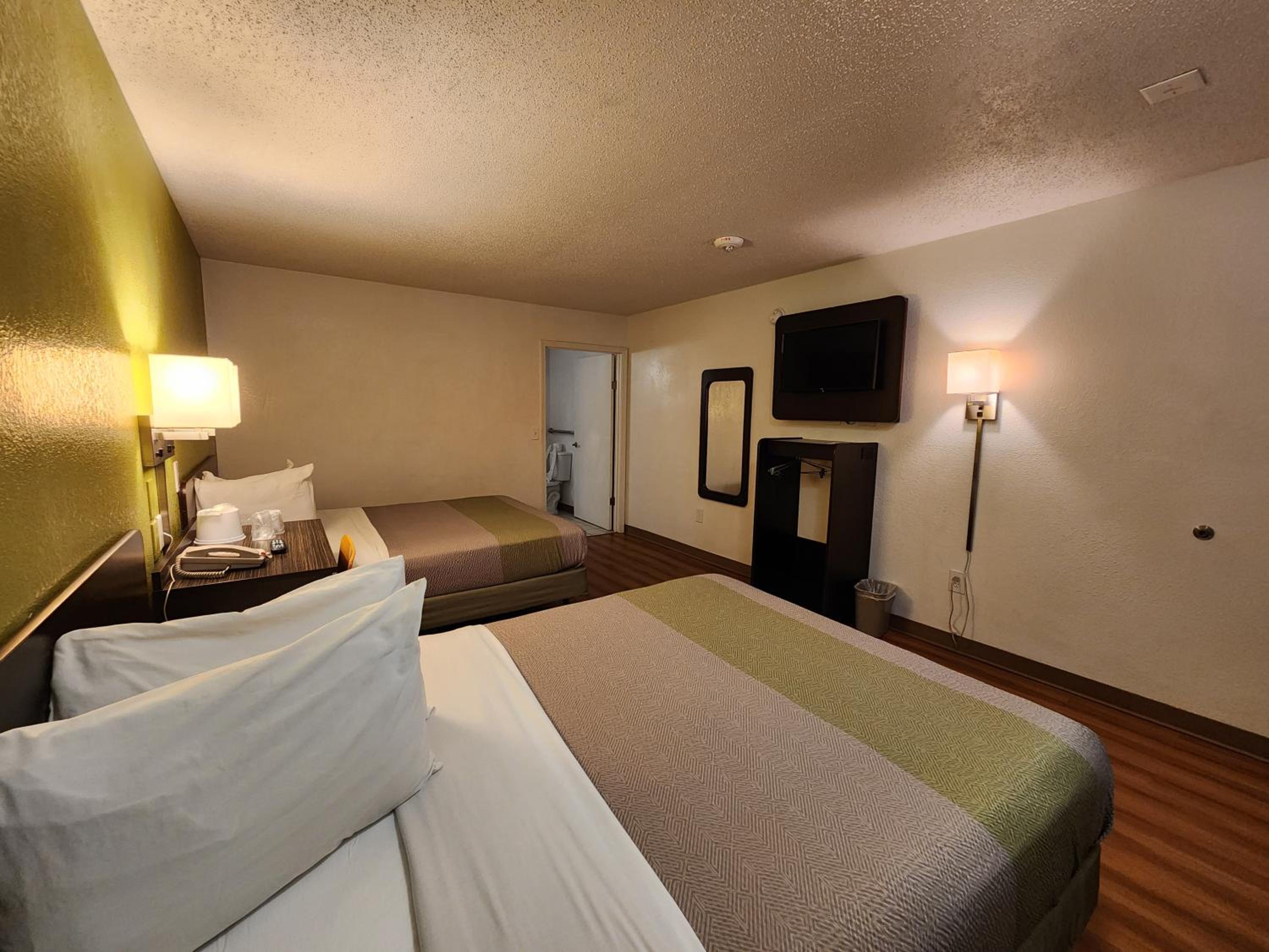 2 Queen Beds | ADA/RI Shower/Micfridge photo 2