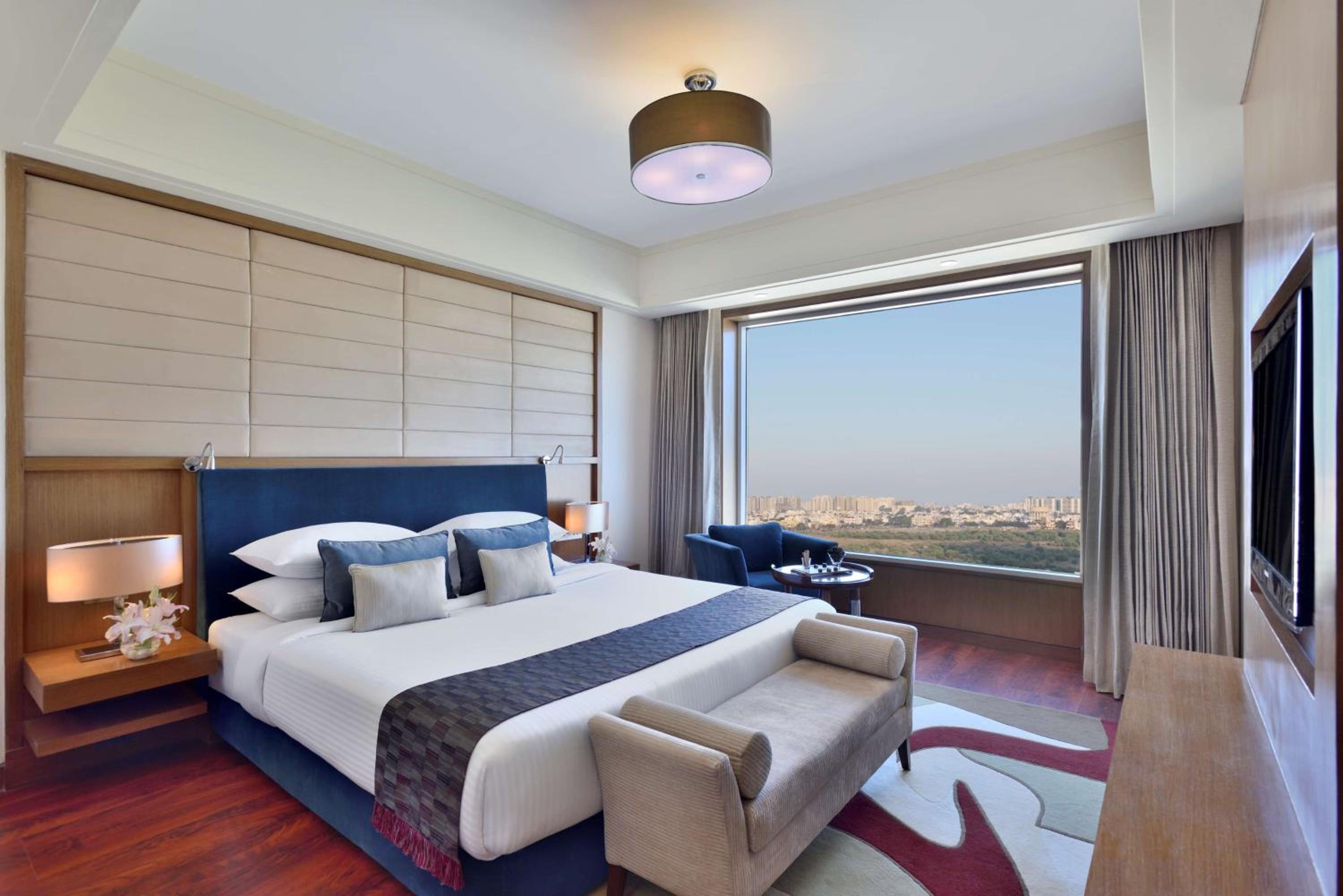 One-Bedroom Suite - 20% Discount on Food & Soft Beverage, Hotel Credit of INR 1000 on Food and Soft Beverages in Restaurants only, , -Buy 1 get 1 free on IMFL drinks from 18:00 to 20:00 Hrs in Ethyl Bar. - Photo 2