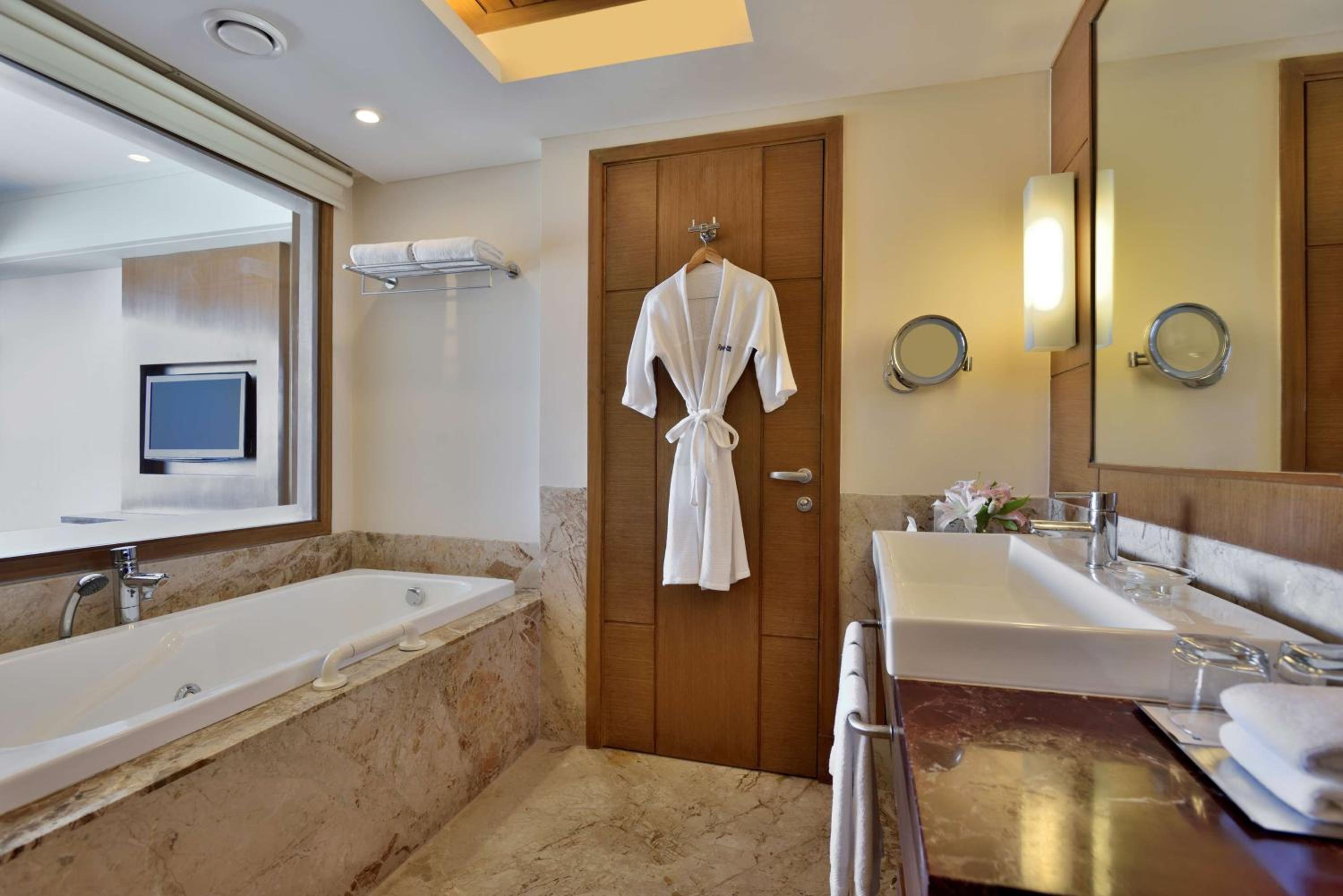 One-Bedroom Suite - 20% Discount on Food & Soft Beverage, Hotel Credit of INR 1000 on Food and Soft Beverages in Restaurants only, , -Buy 1 get 1 free on IMFL drinks from 18:00 to 20:00 Hrs in Ethyl Bar. - Photo 5