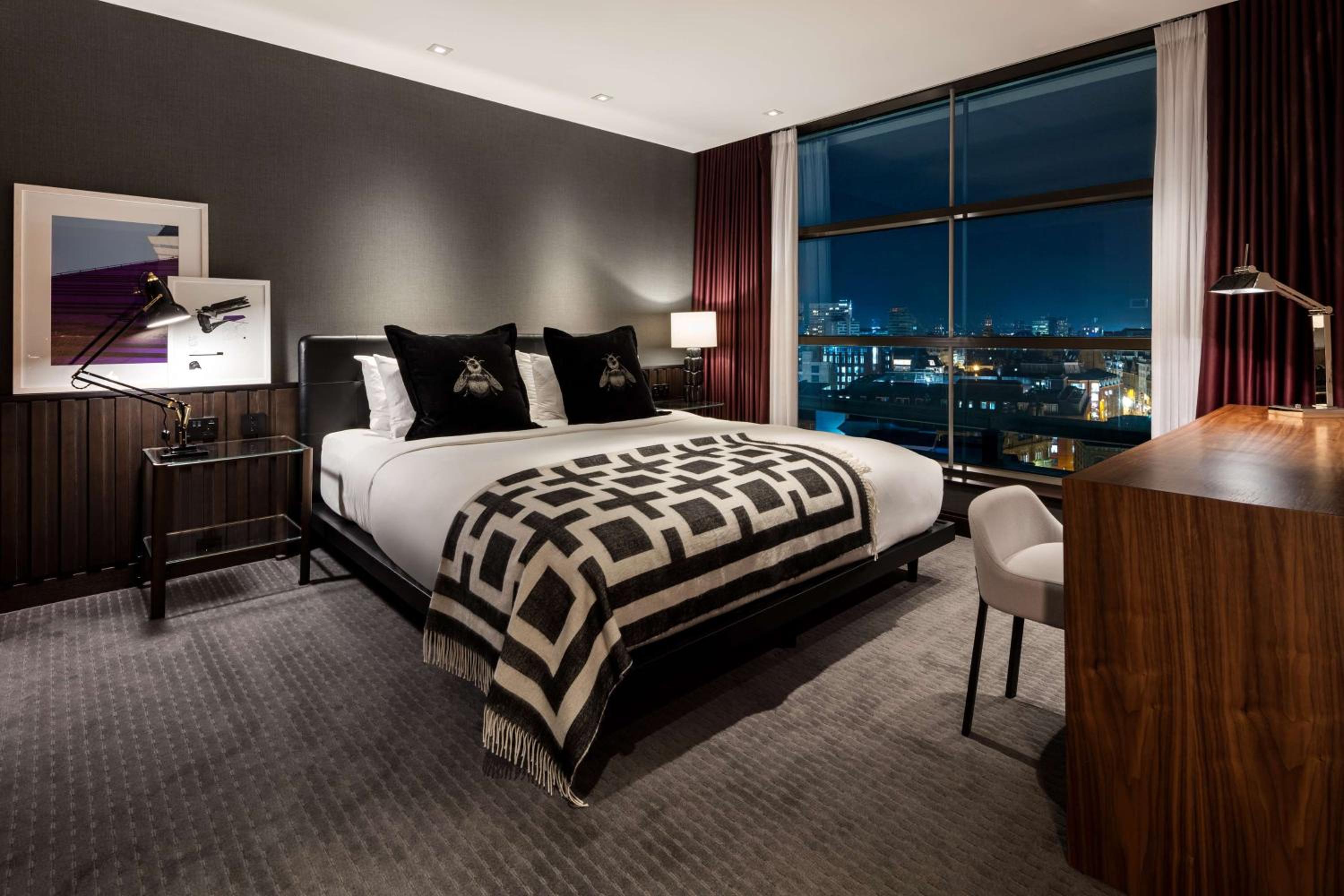 One-Bedroom Penthouse Suite - Photo 2