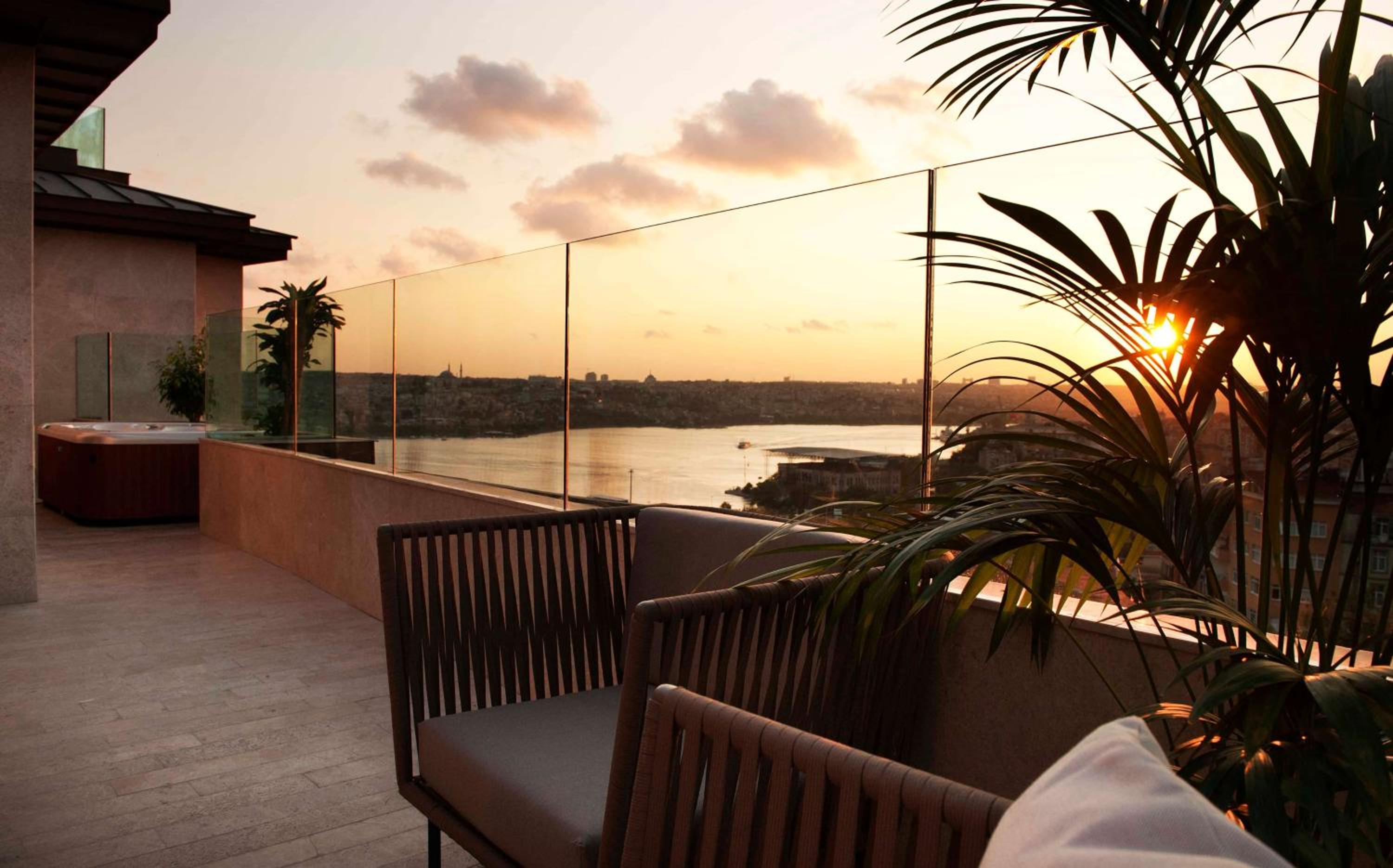 Suite with Golden Horn View and Terrace thumbnail 6
