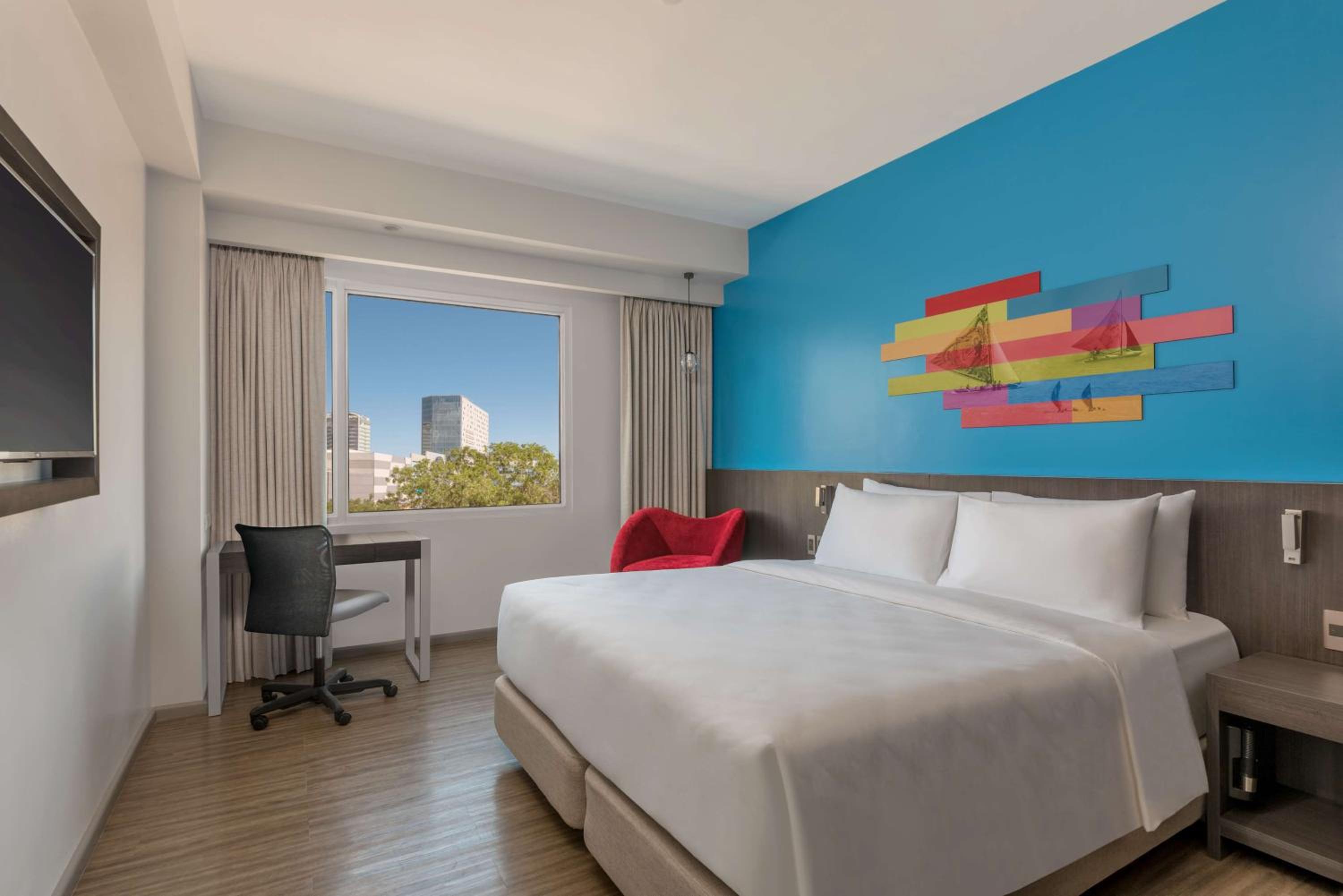 One-Bedroom Suite - Photo 9