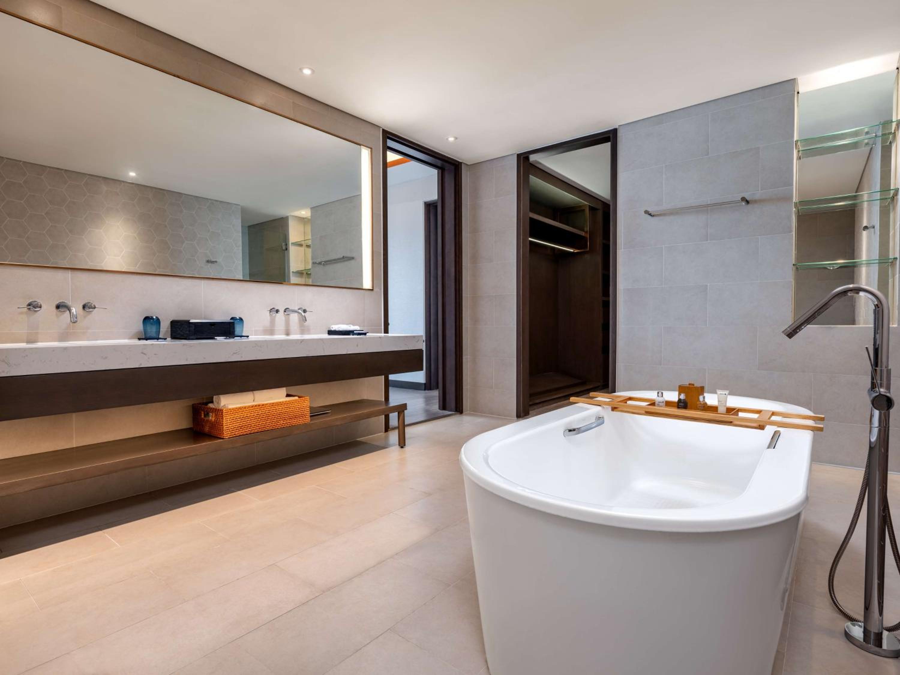 Executive Suite with Ocean View - Free Access to Executive Lounge - Photo 7