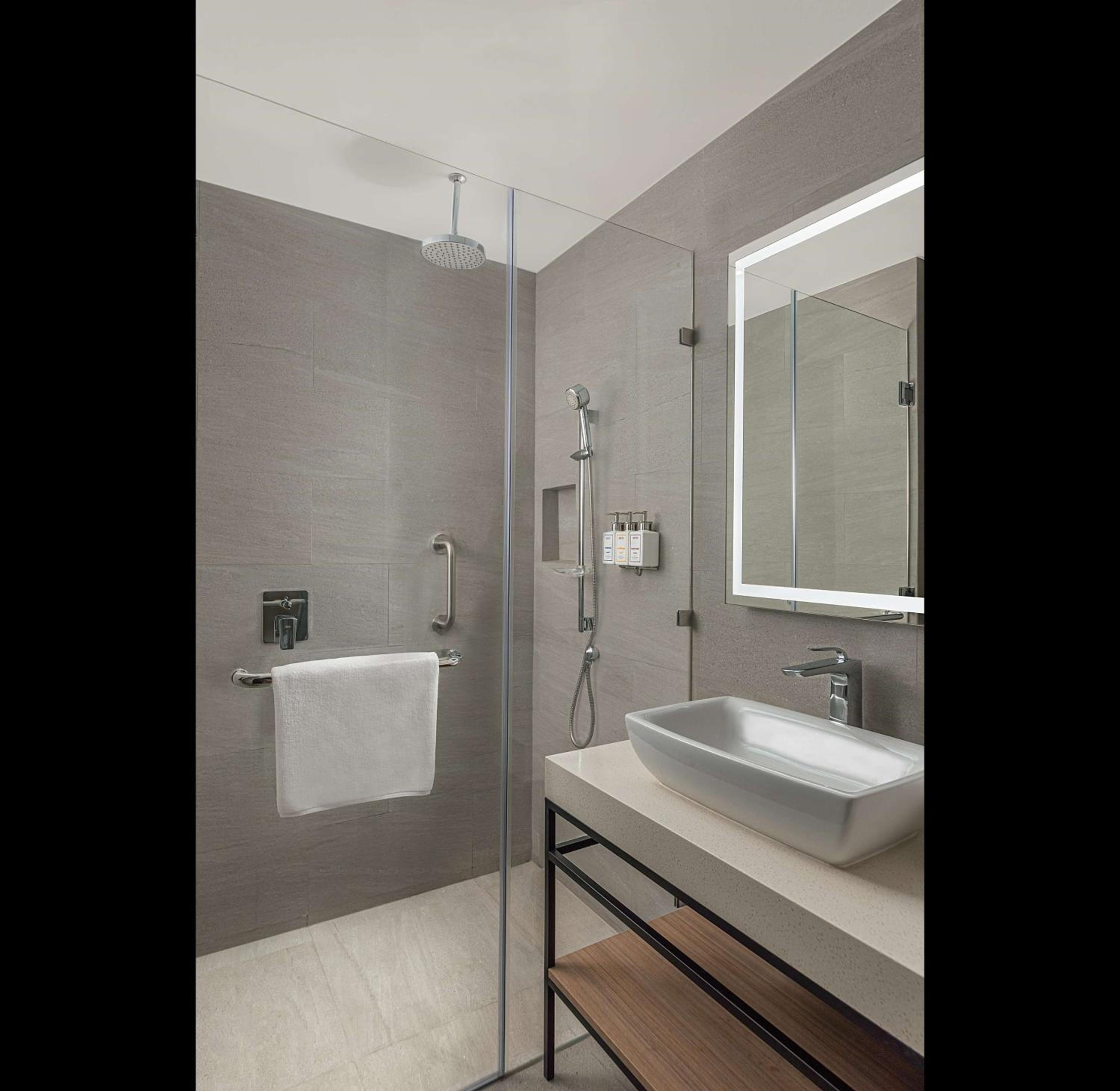 Deluxe Double or Twin Room - Photo 6