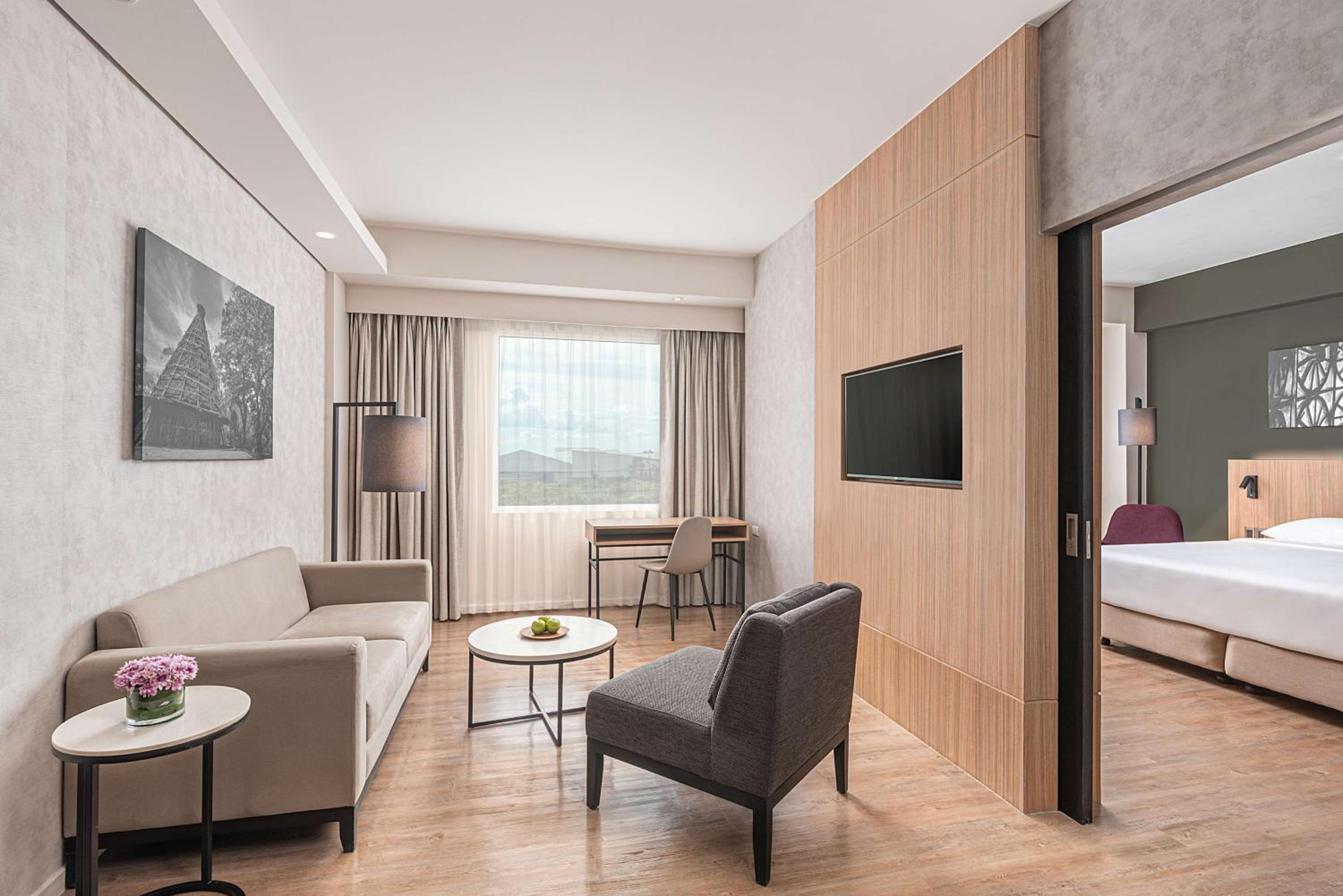 One-Bedroom Suite - Photo 4