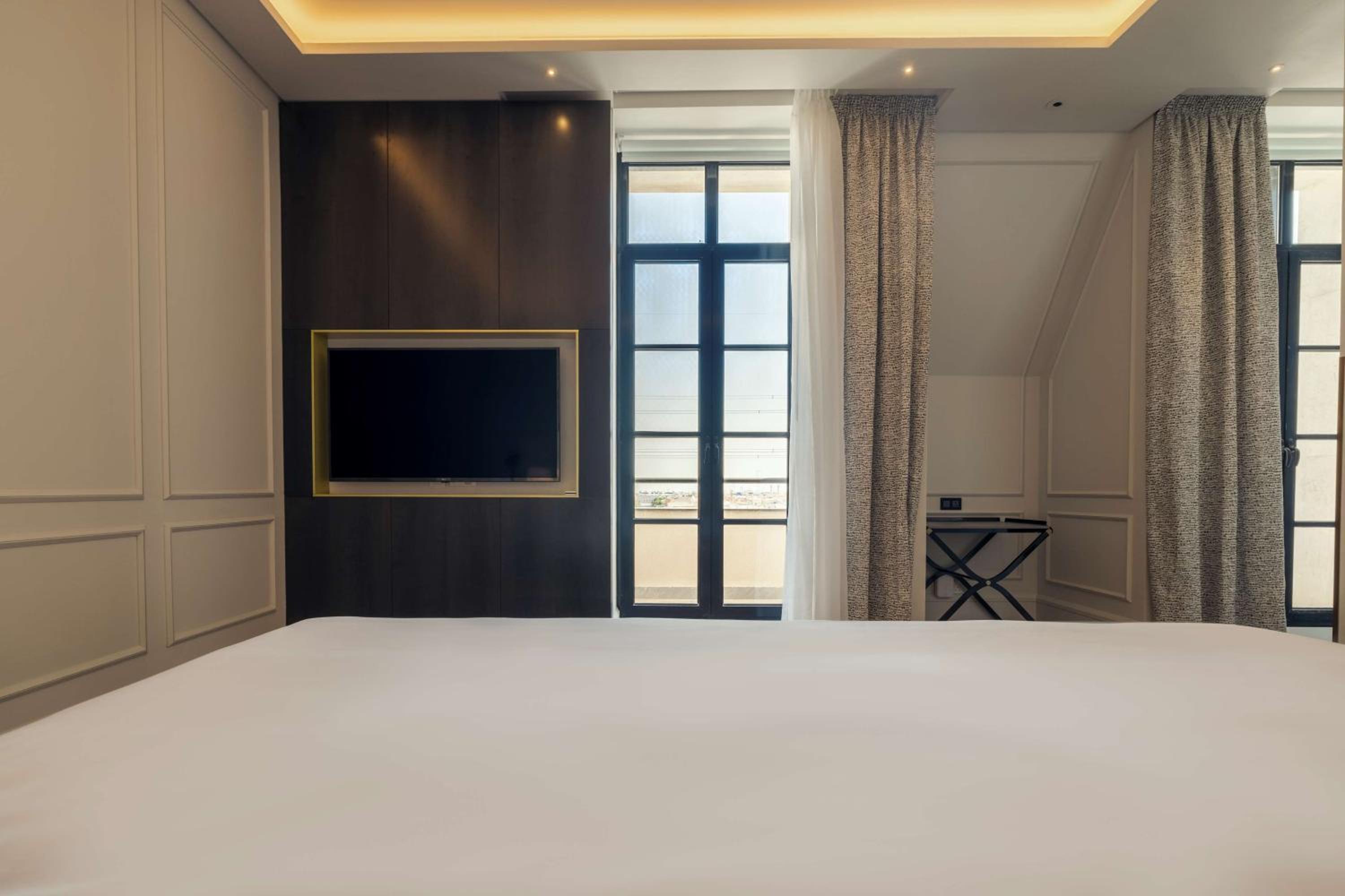 Junior Suite with Lounge Access - Photo 9