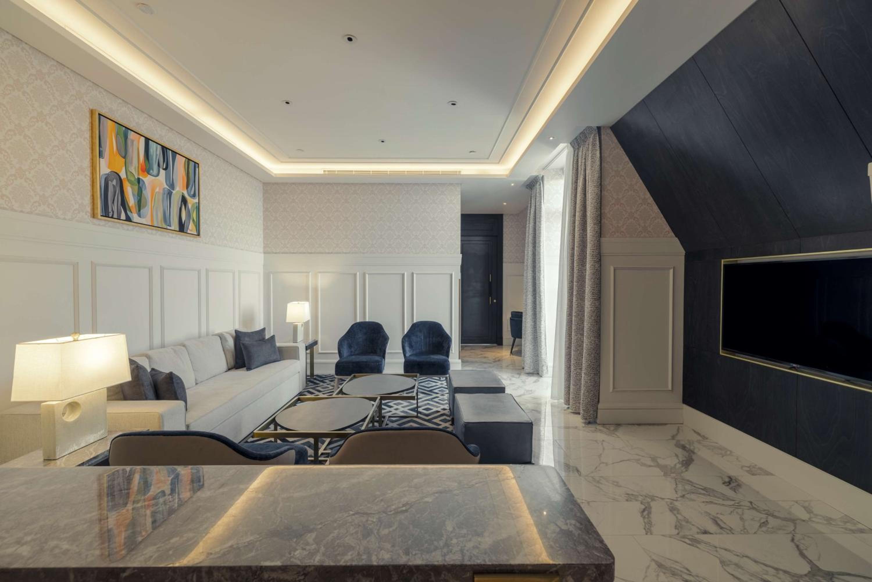 Junior Suite with Lounge Access - Photo 4