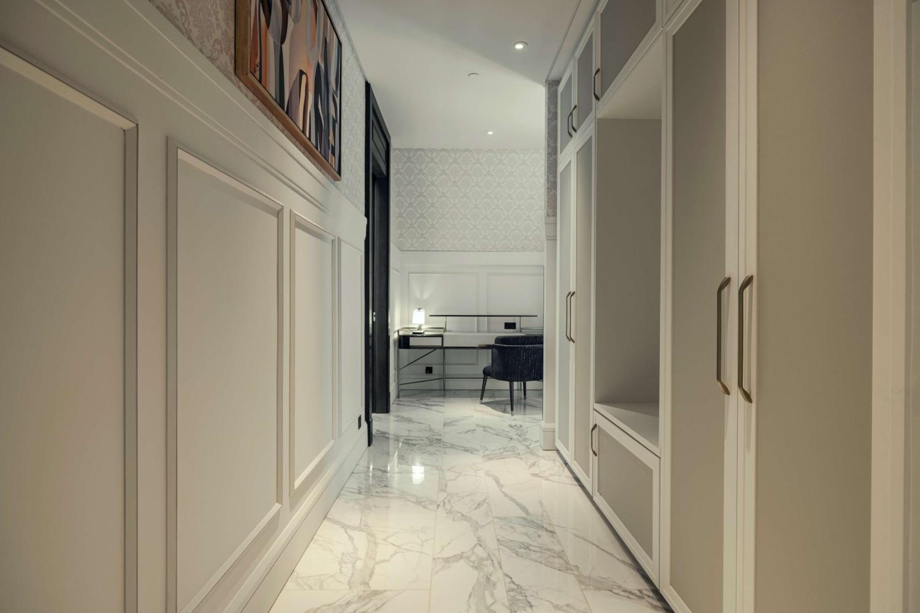 Junior Suite with Lounge Access - Photo 1