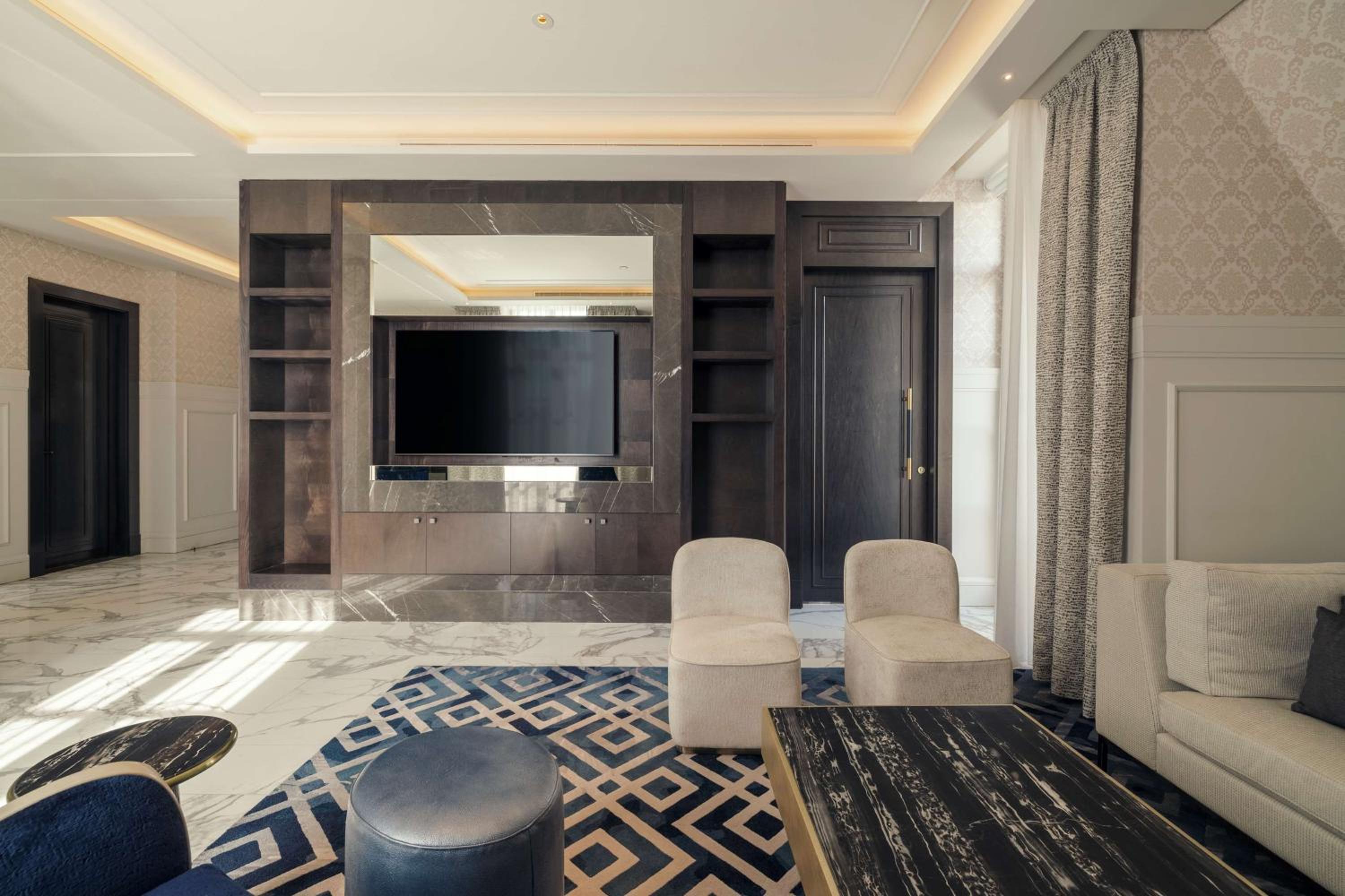 Junior Suite with Lounge Access - Photo 8