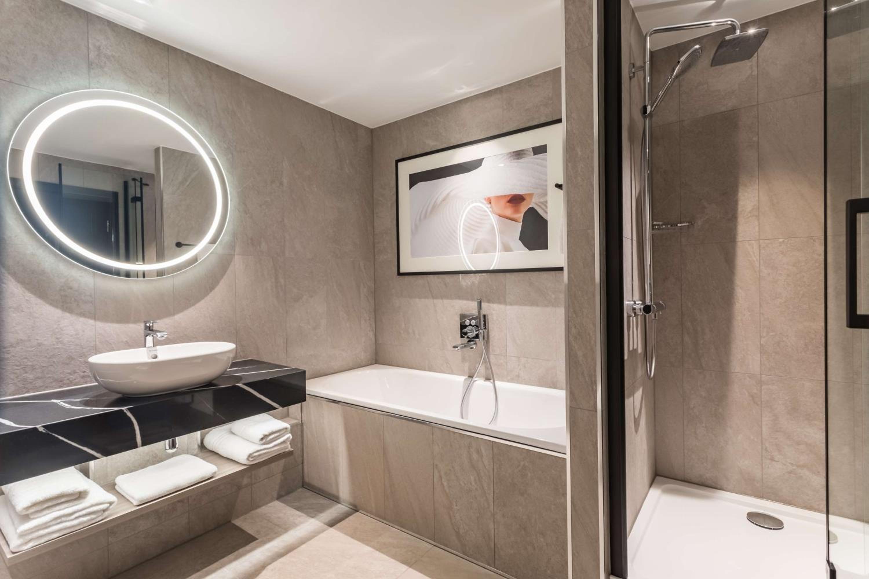Executive Suite - Lounge Access - Photo 5