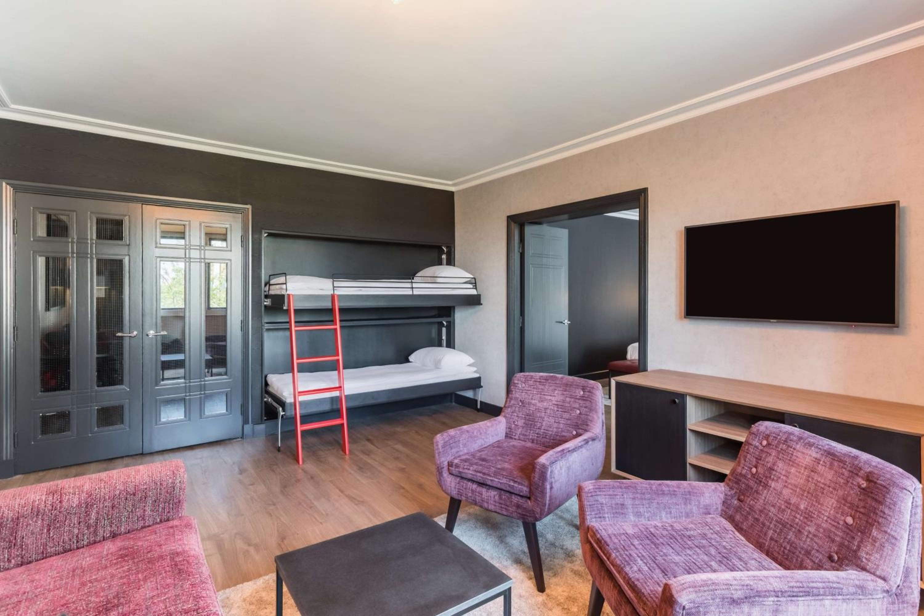 Executive Suite - Lounge Access - Photo 2