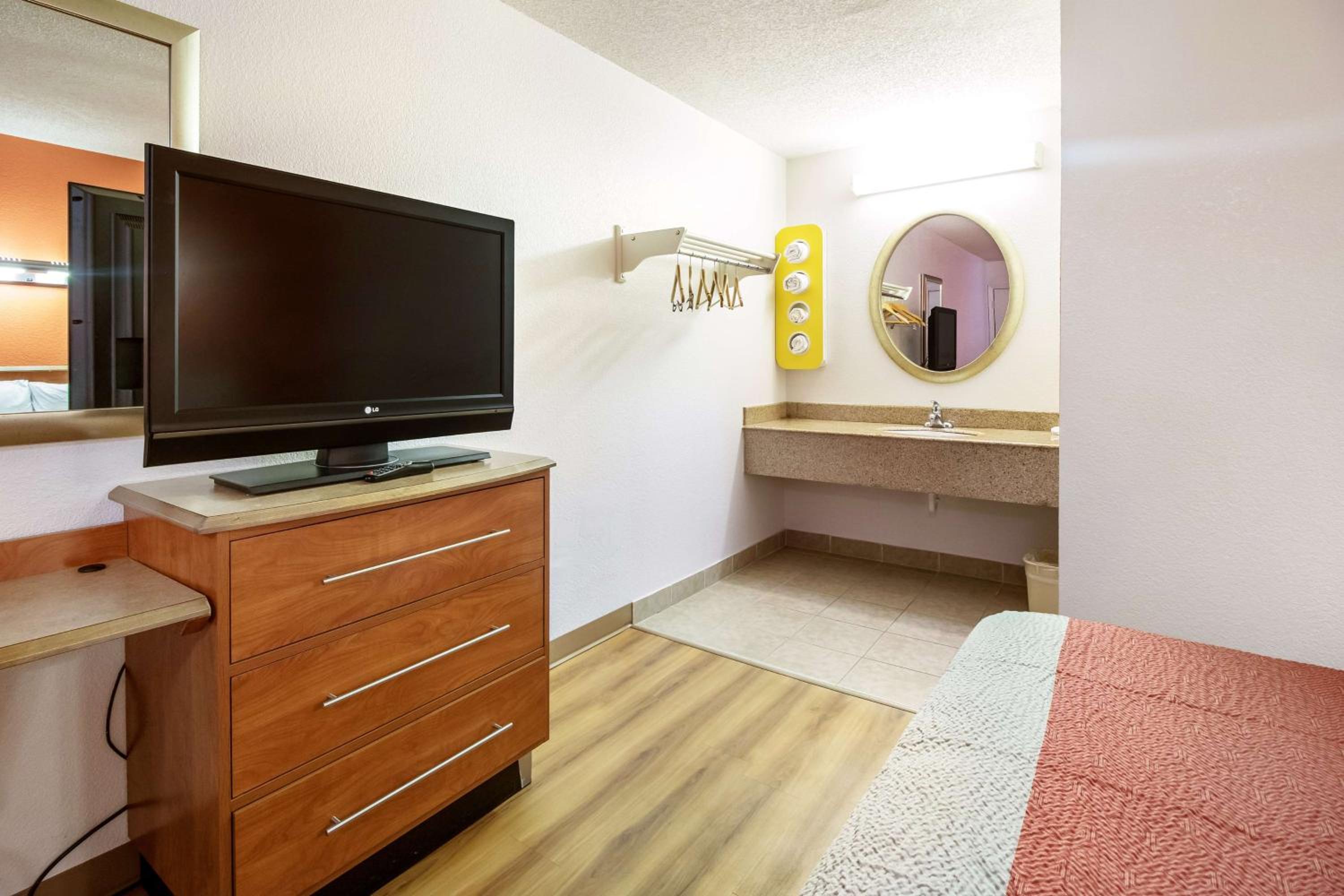 King Room - Non-Smoking - Photo 2