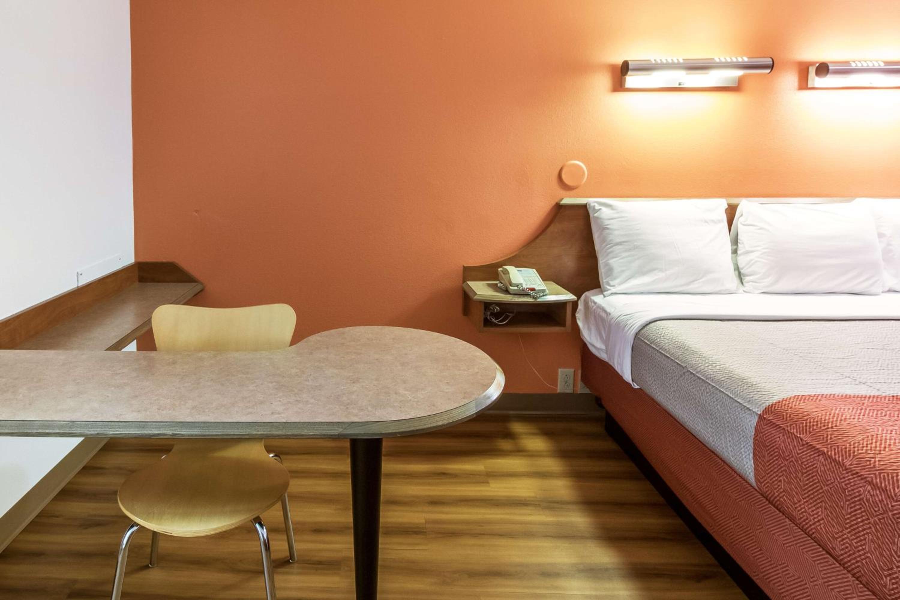King Room - Non-Smoking - Photo 5