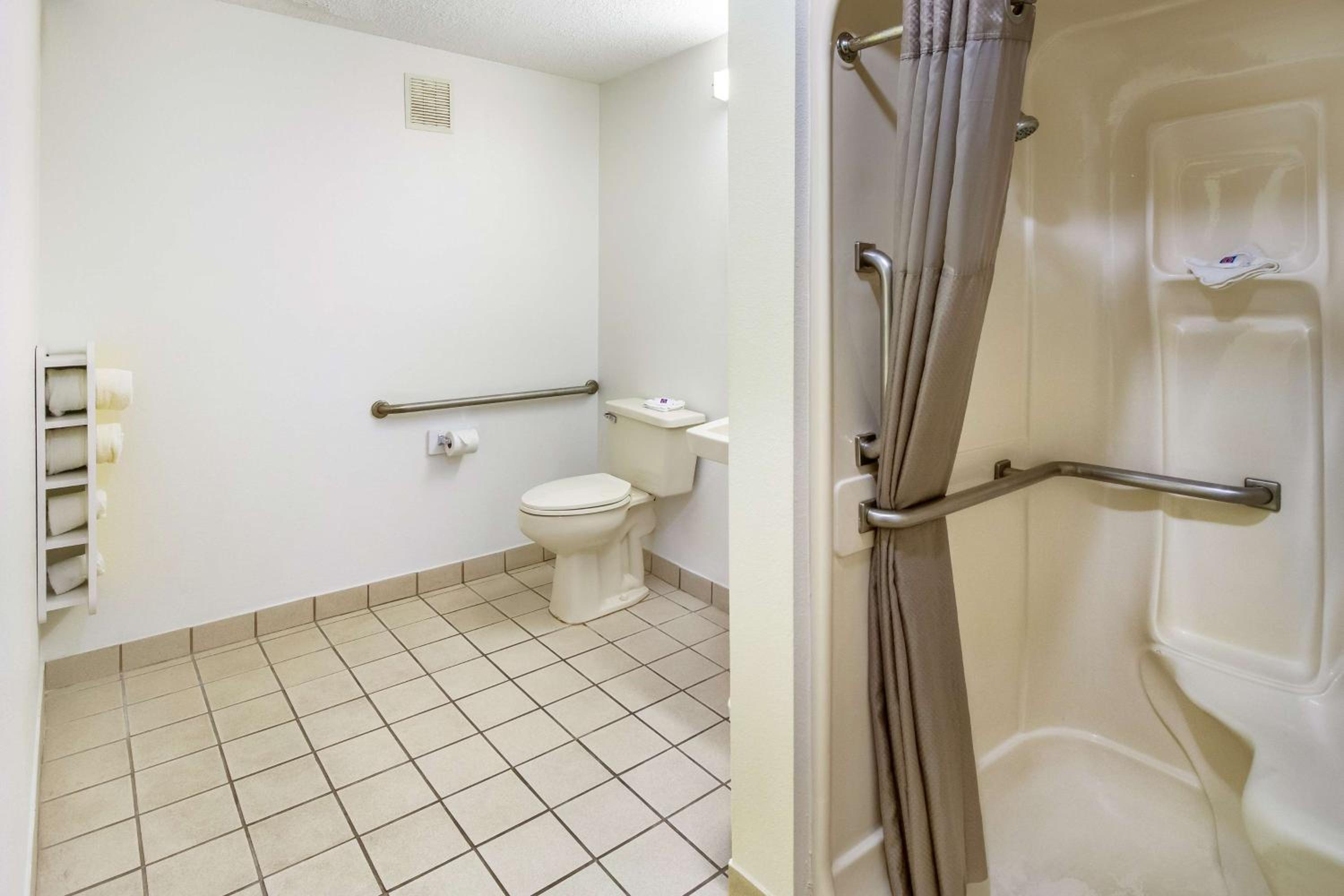King Room - Disability Access - Non-Smoking - Photo 5