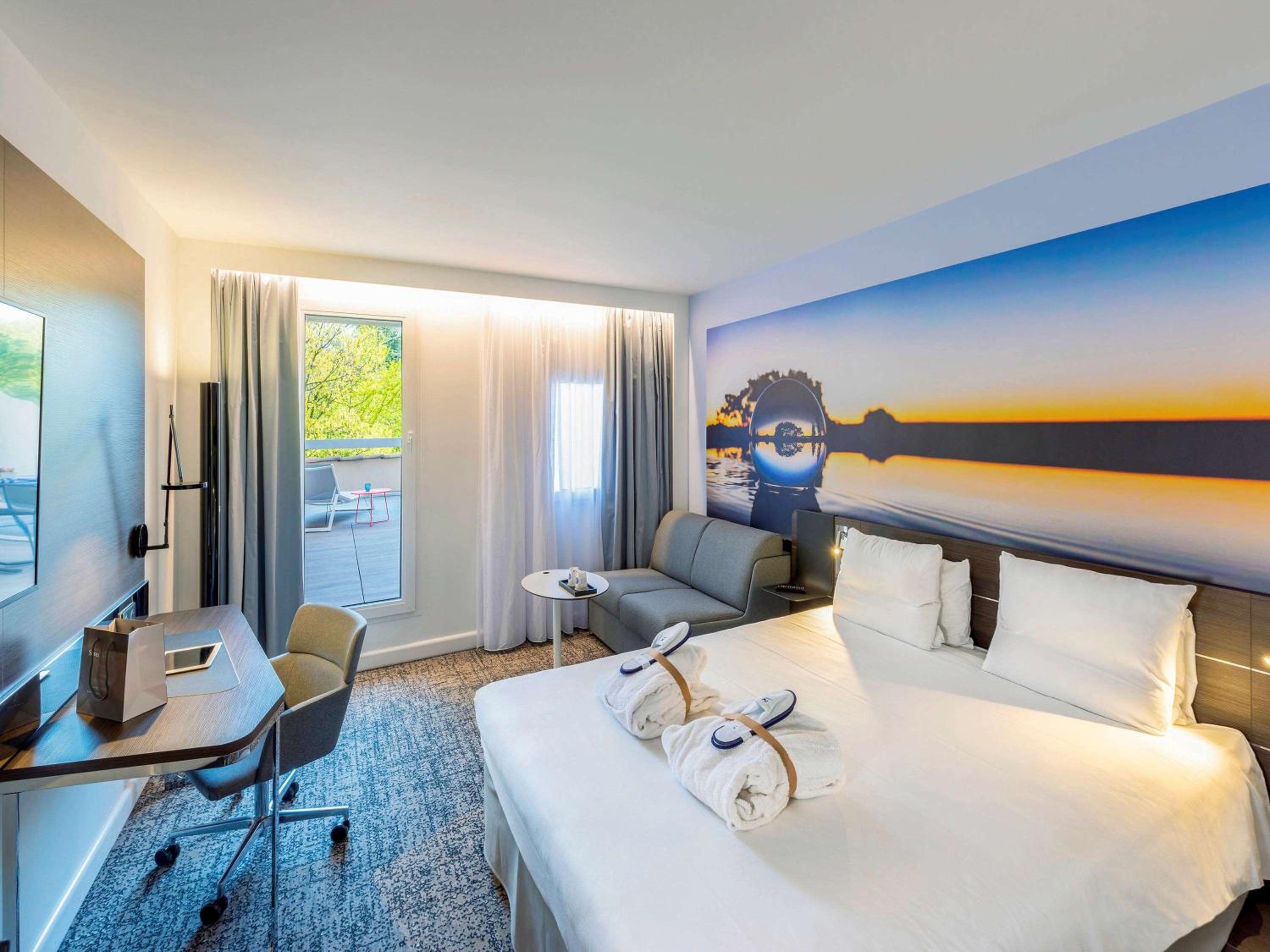 Executive Room with Queen Bed and Sofa - Photo 7