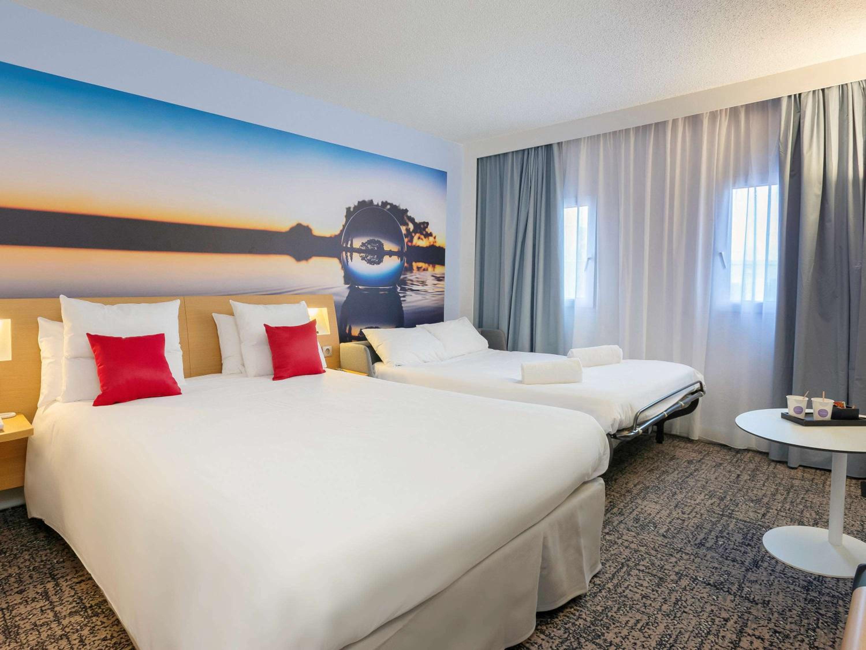 Superior Room with One Double Bed and Two Single Beds - Photo 1