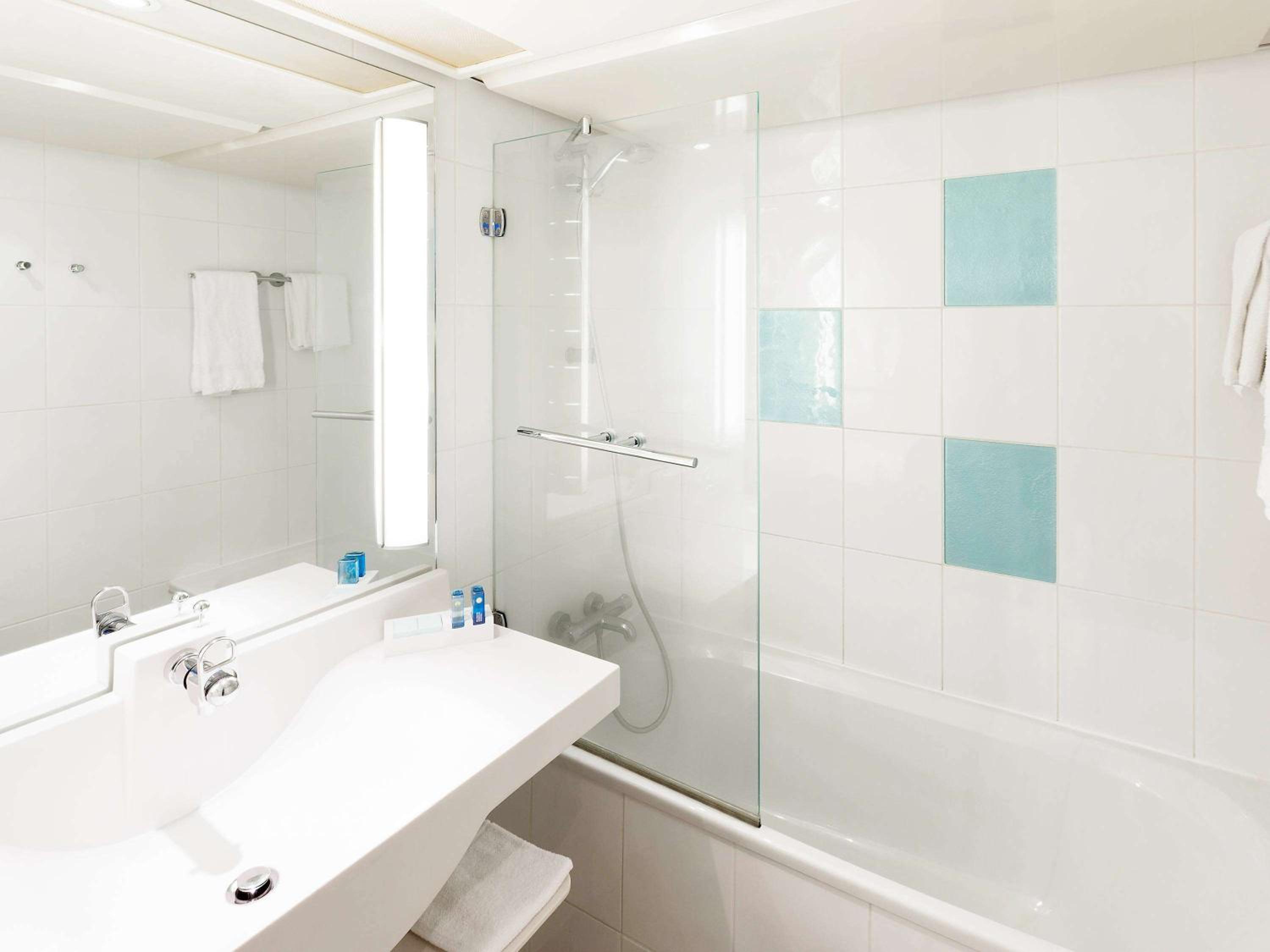 Superior Room with One Double Bed and Two Single Beds - Photo 2