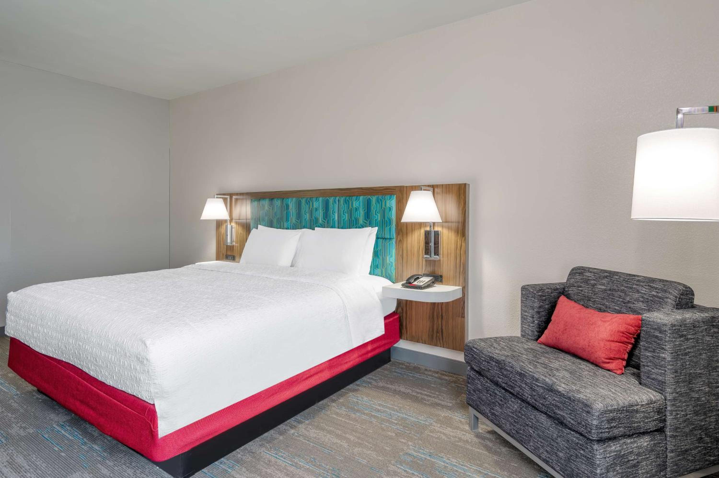 King Room with King Bed - Non-Smoking - Photo 2