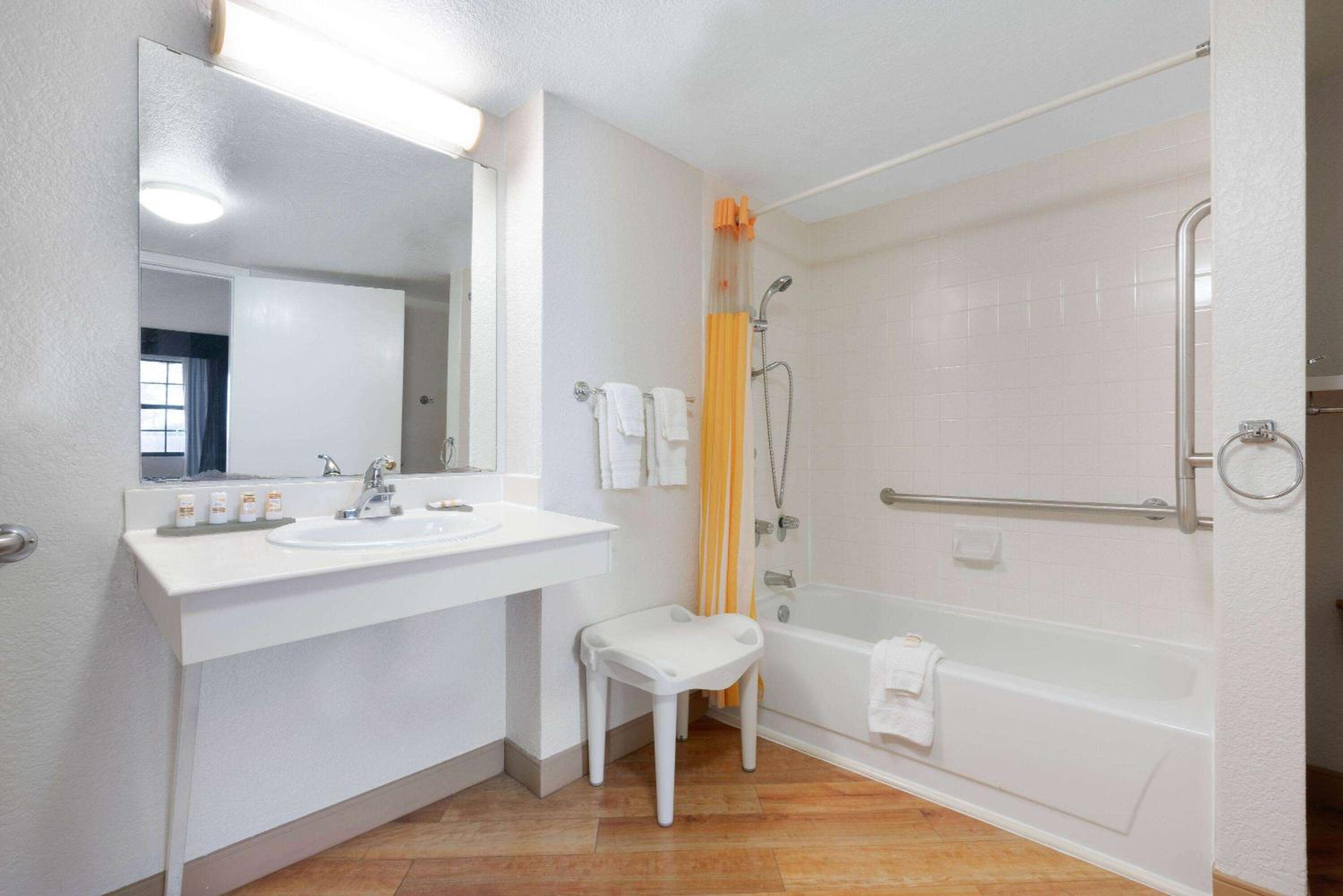 King Room with Bath Tub - Mobility/Hearing Accessible - Non-Smoking photo 2
