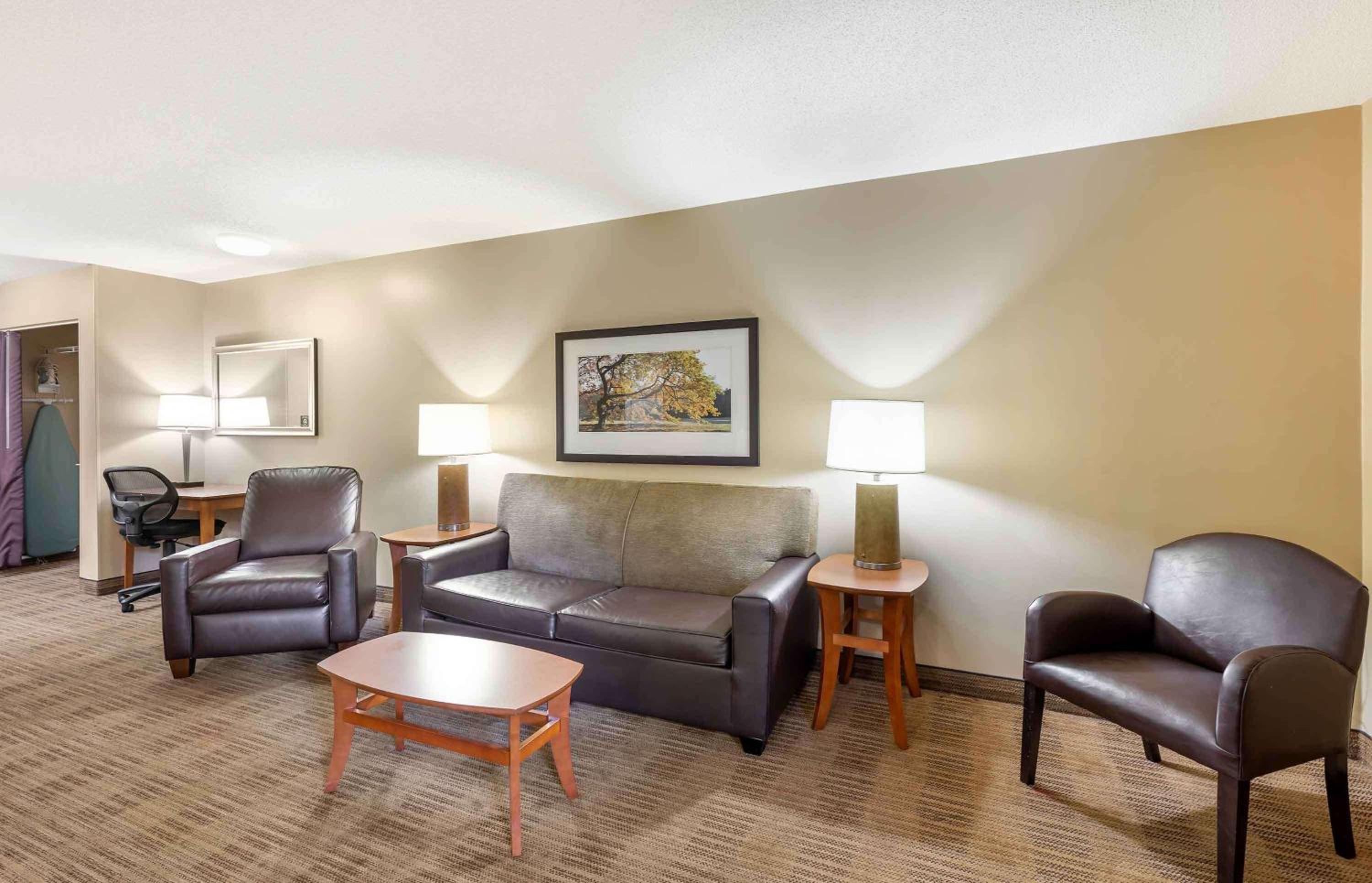 Deluxe Studio with 2 Queen Beds - Non-Smoking - Photo 7