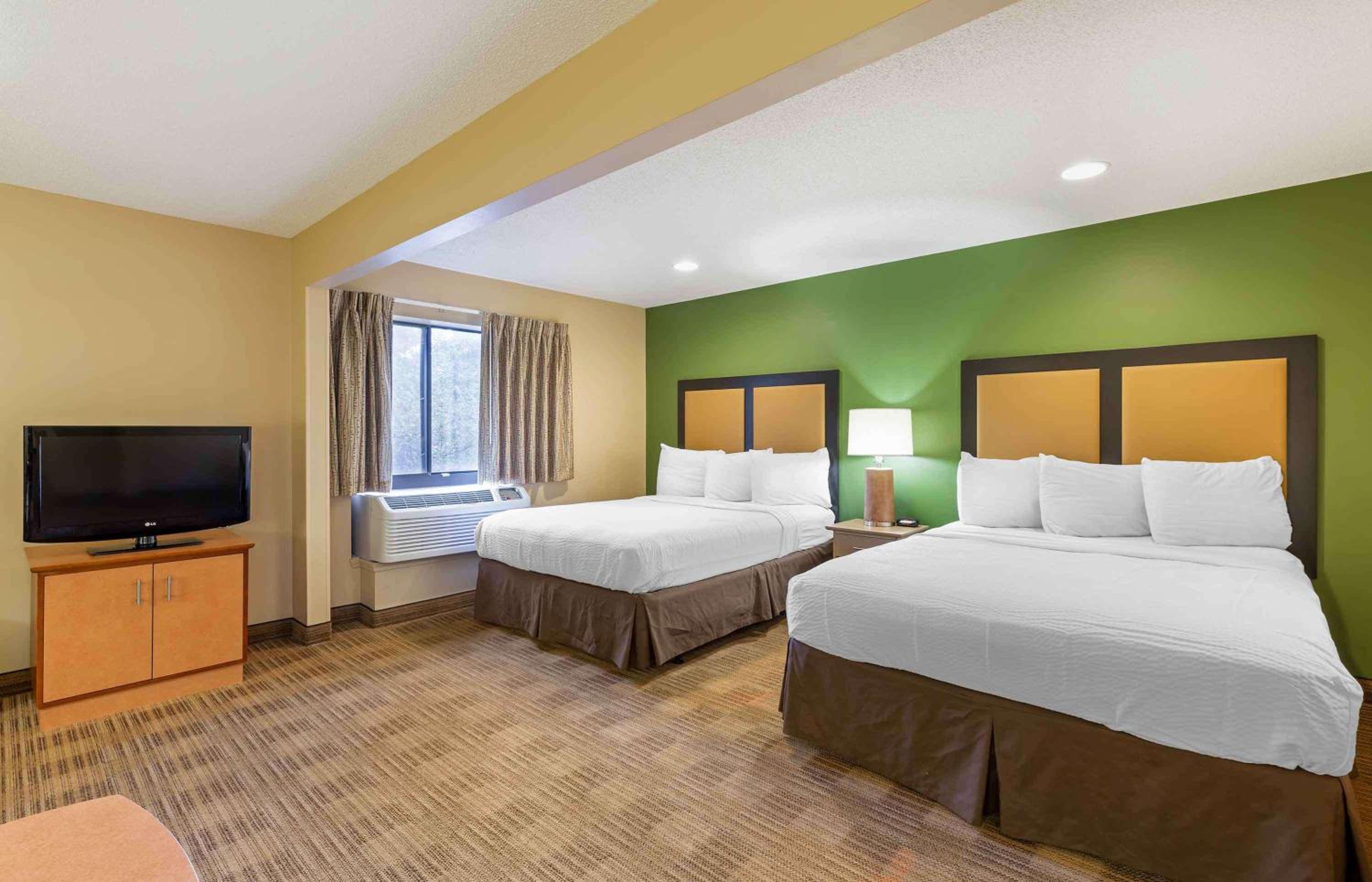 Deluxe Studio with 2 Queen Beds - Non-Smoking - Photo 8