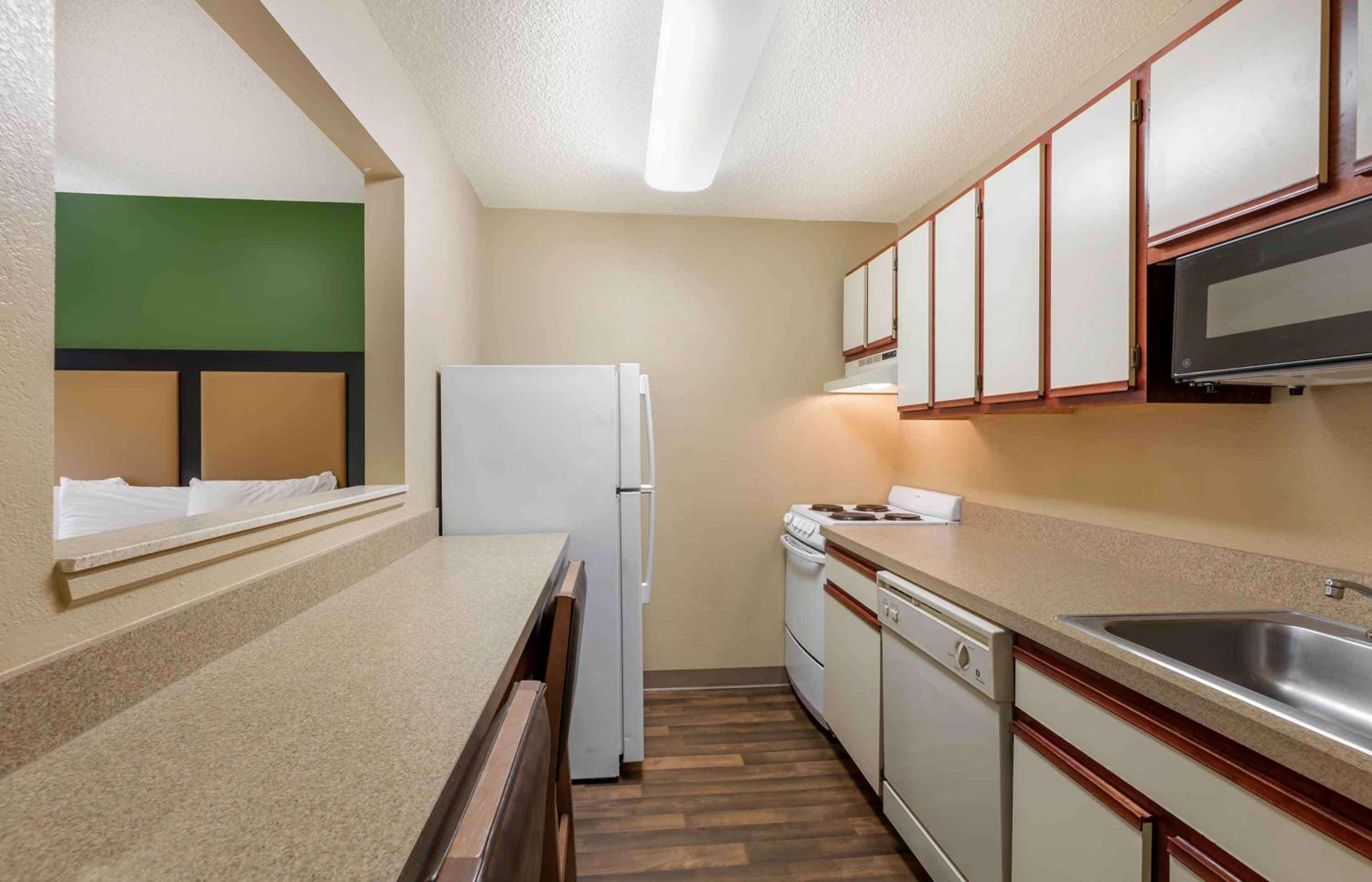 Deluxe Studio with 2 Queen Beds - Non-Smoking - Photo 3