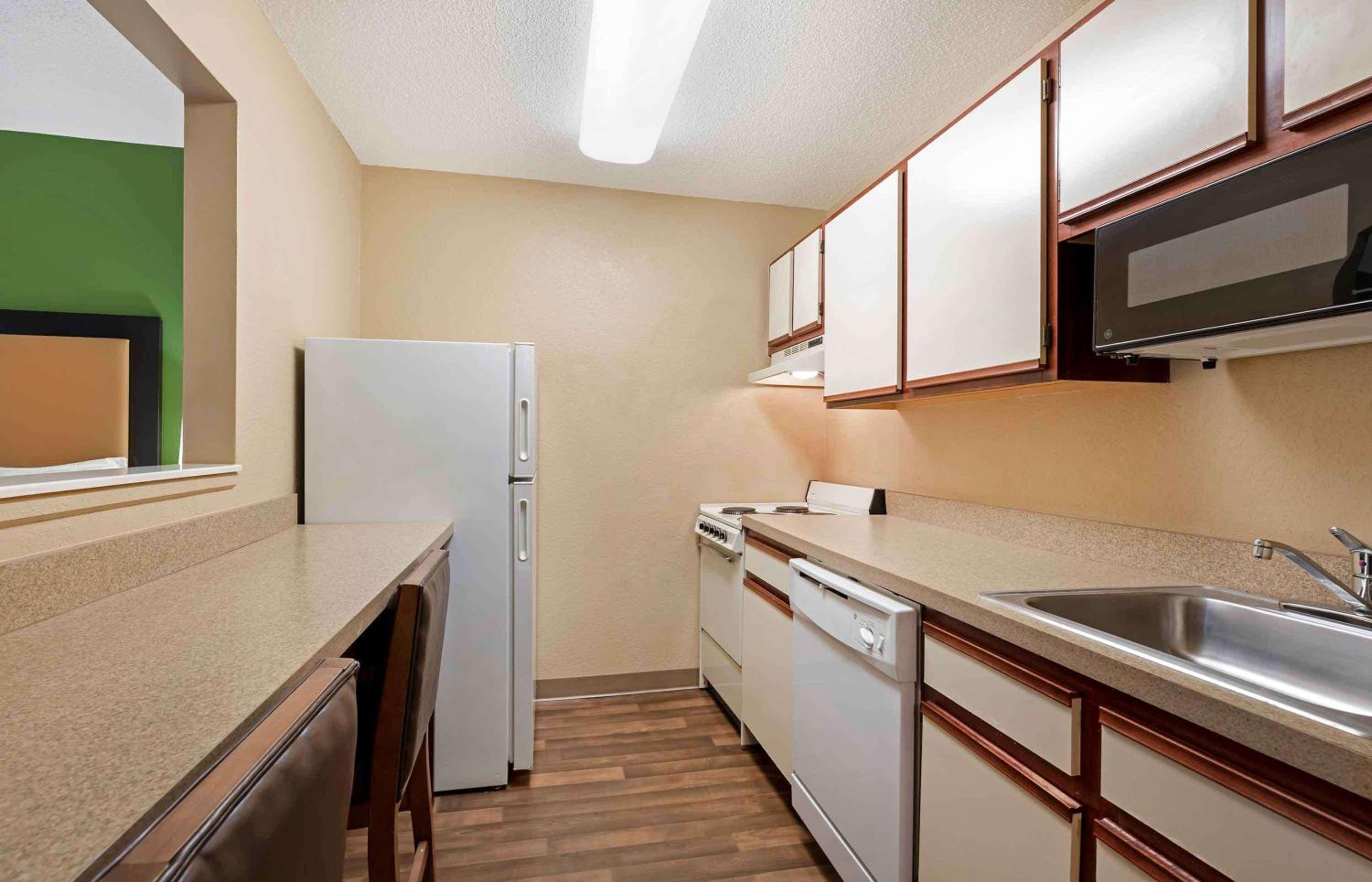 Deluxe Studio with 1 Queen Bed - Non-Smoking - Photo 4