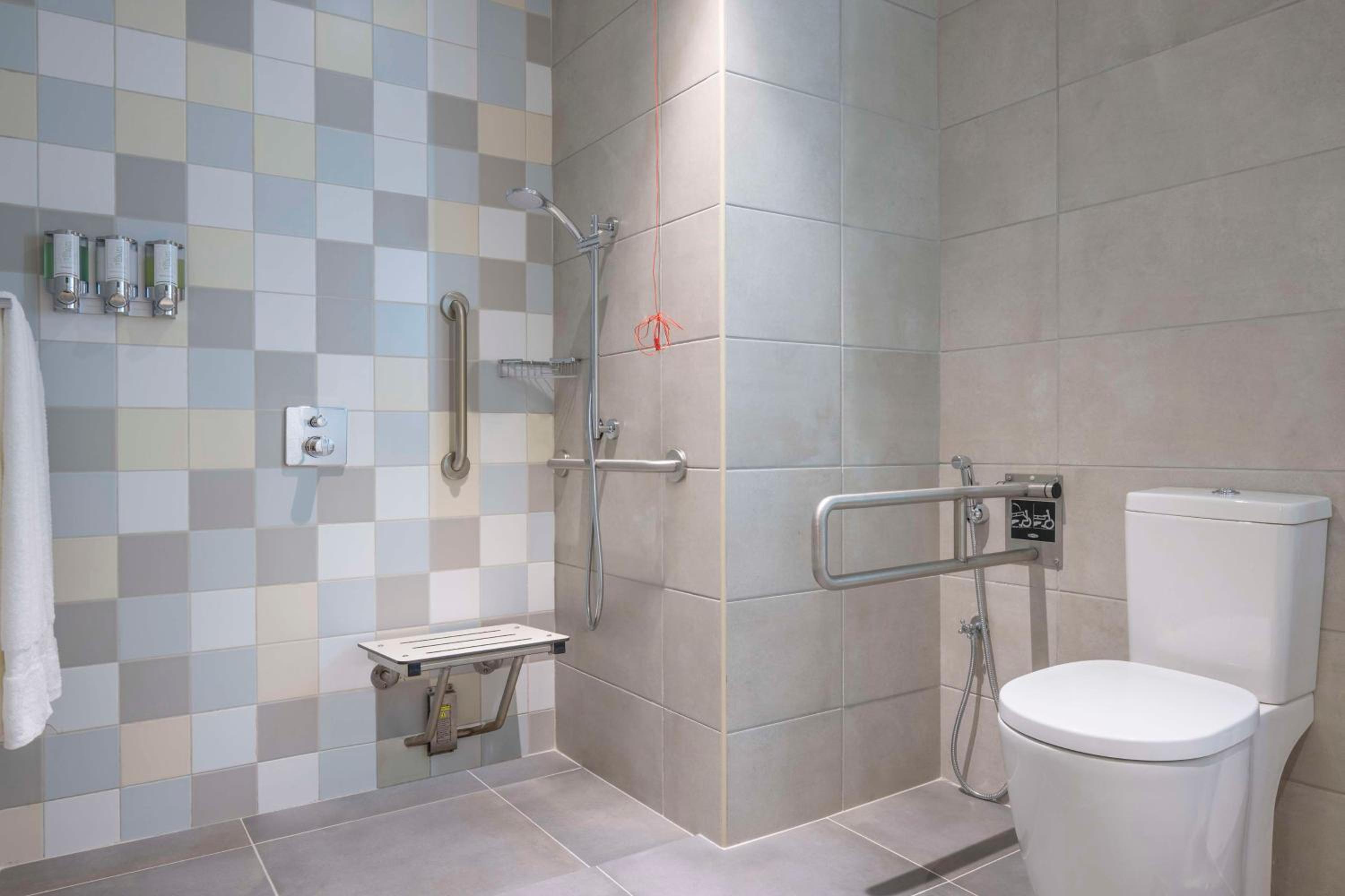 Queen Room - Mobility Access - Photo 6