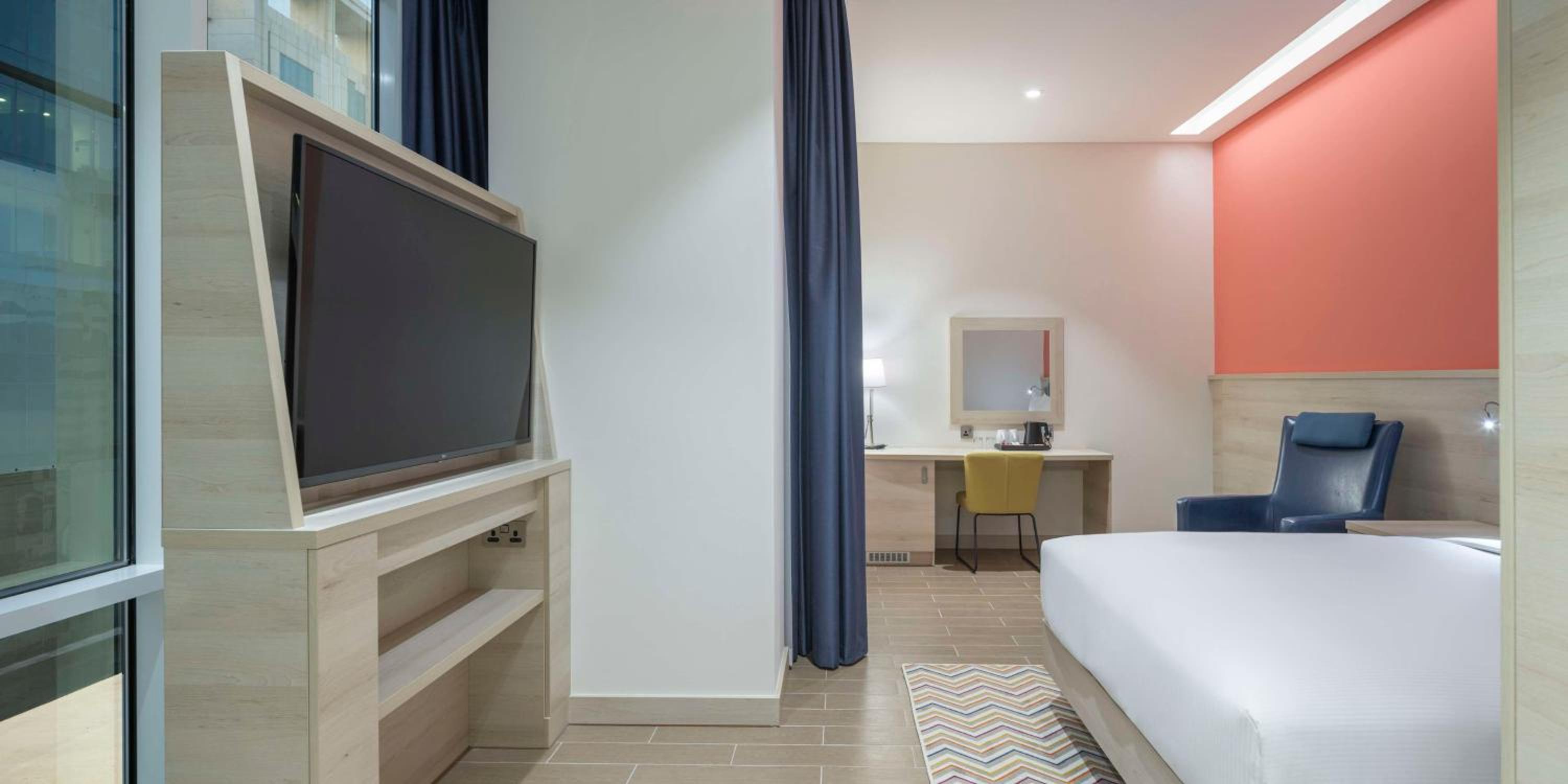 Queen Room with City View - Photo 6