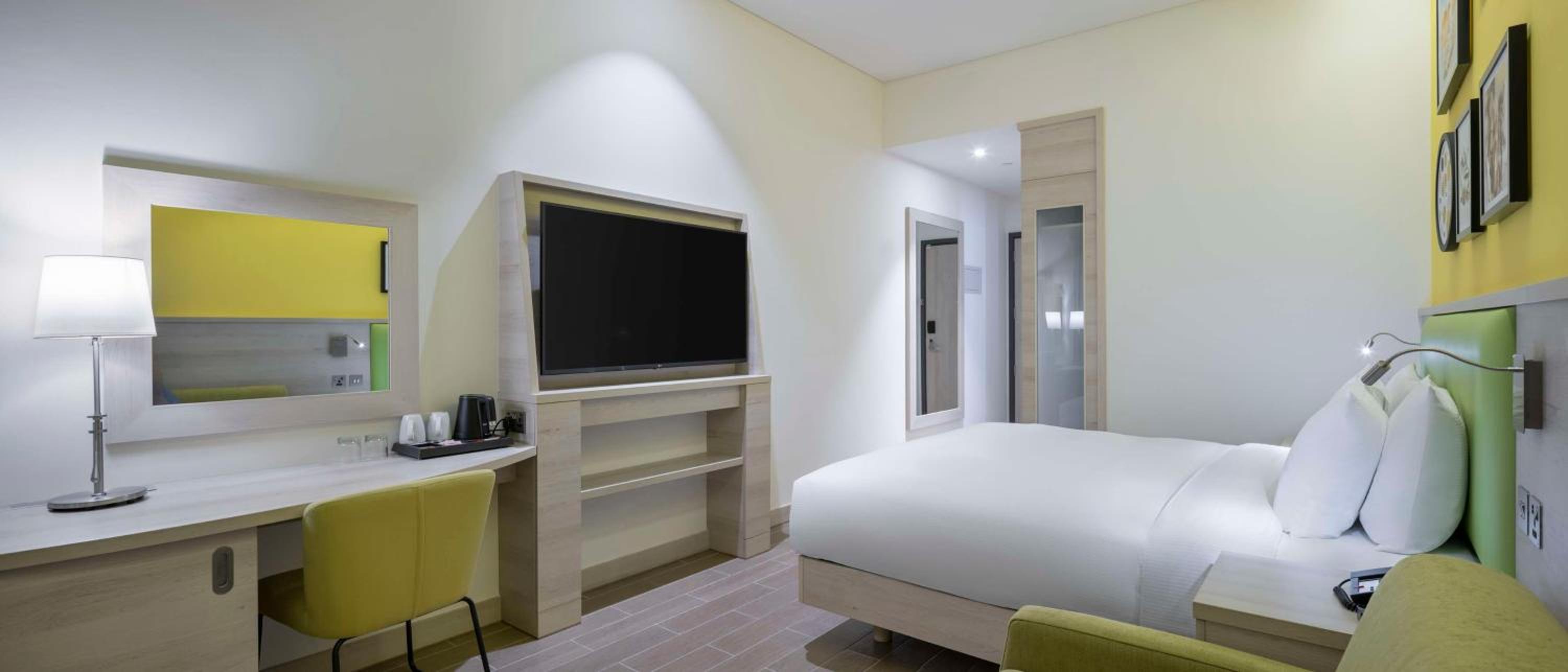 King Room with Sofa Bed - Photo 2