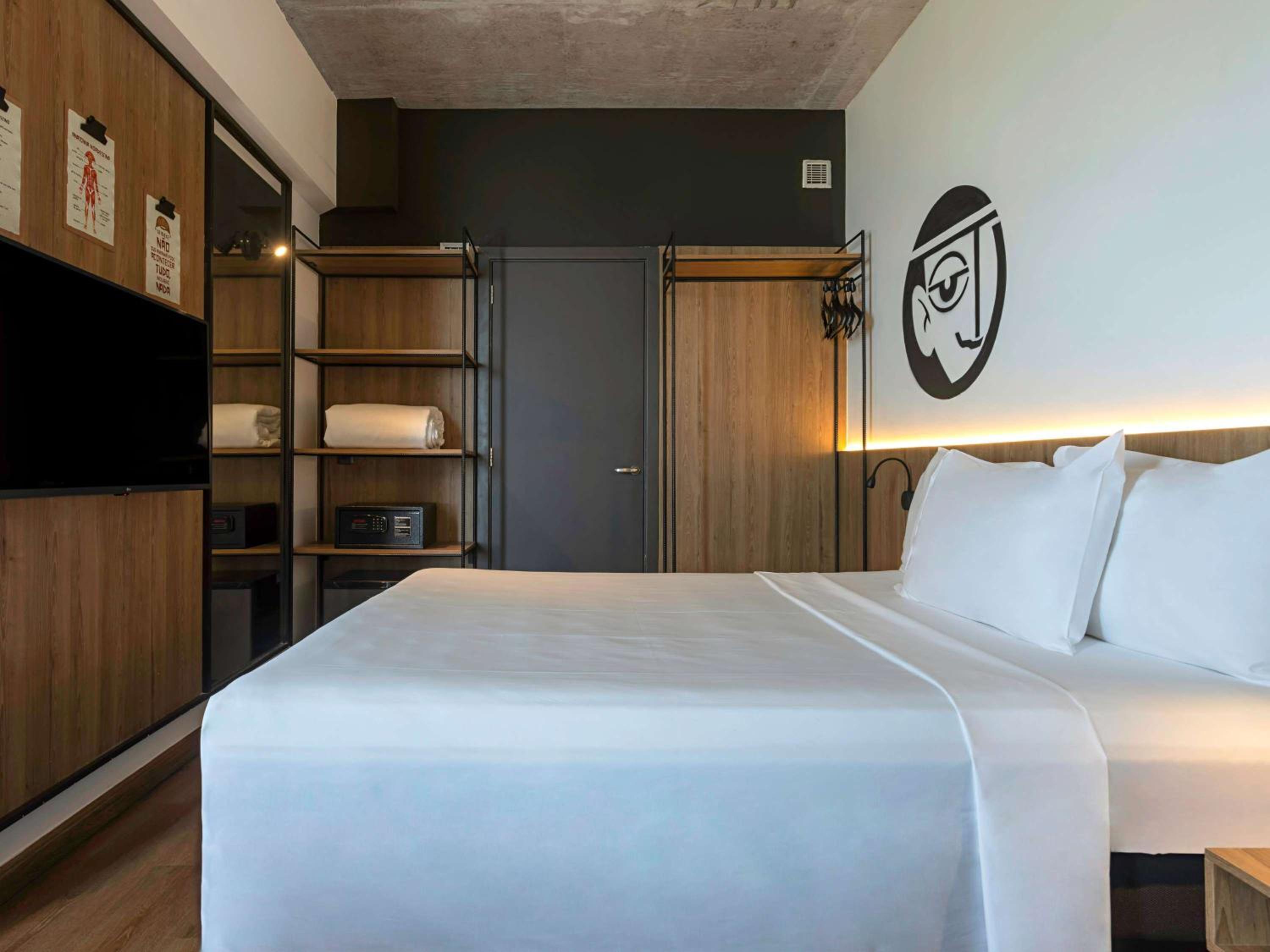 Double Room with Side Sea View - Photo 1