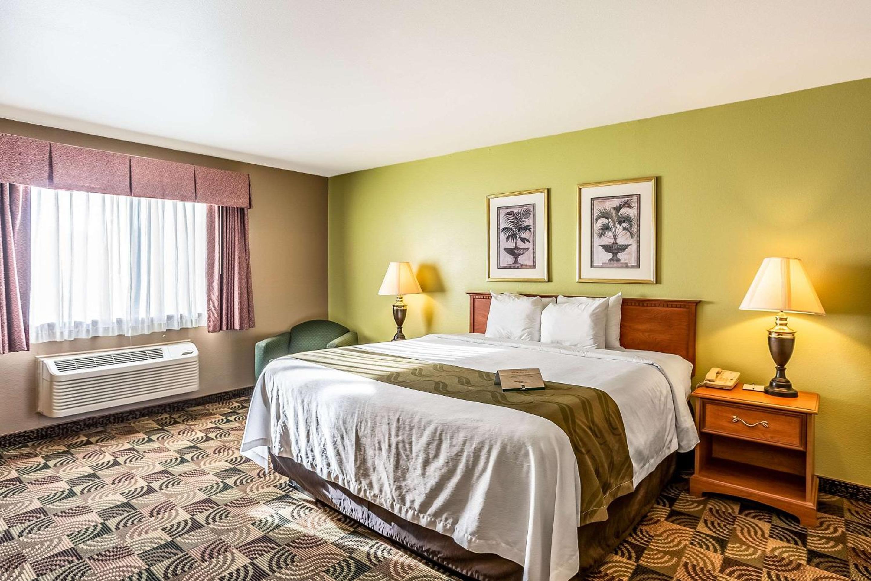 Standard King Room - Non-Smoking  - Photo 2