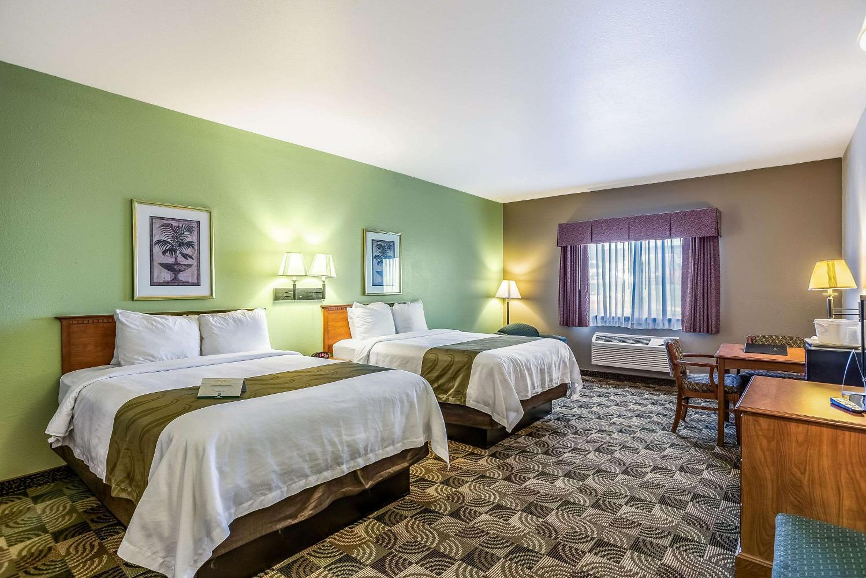 Queen Room with Two Queen Beds - Non-Smoking - Photo 3