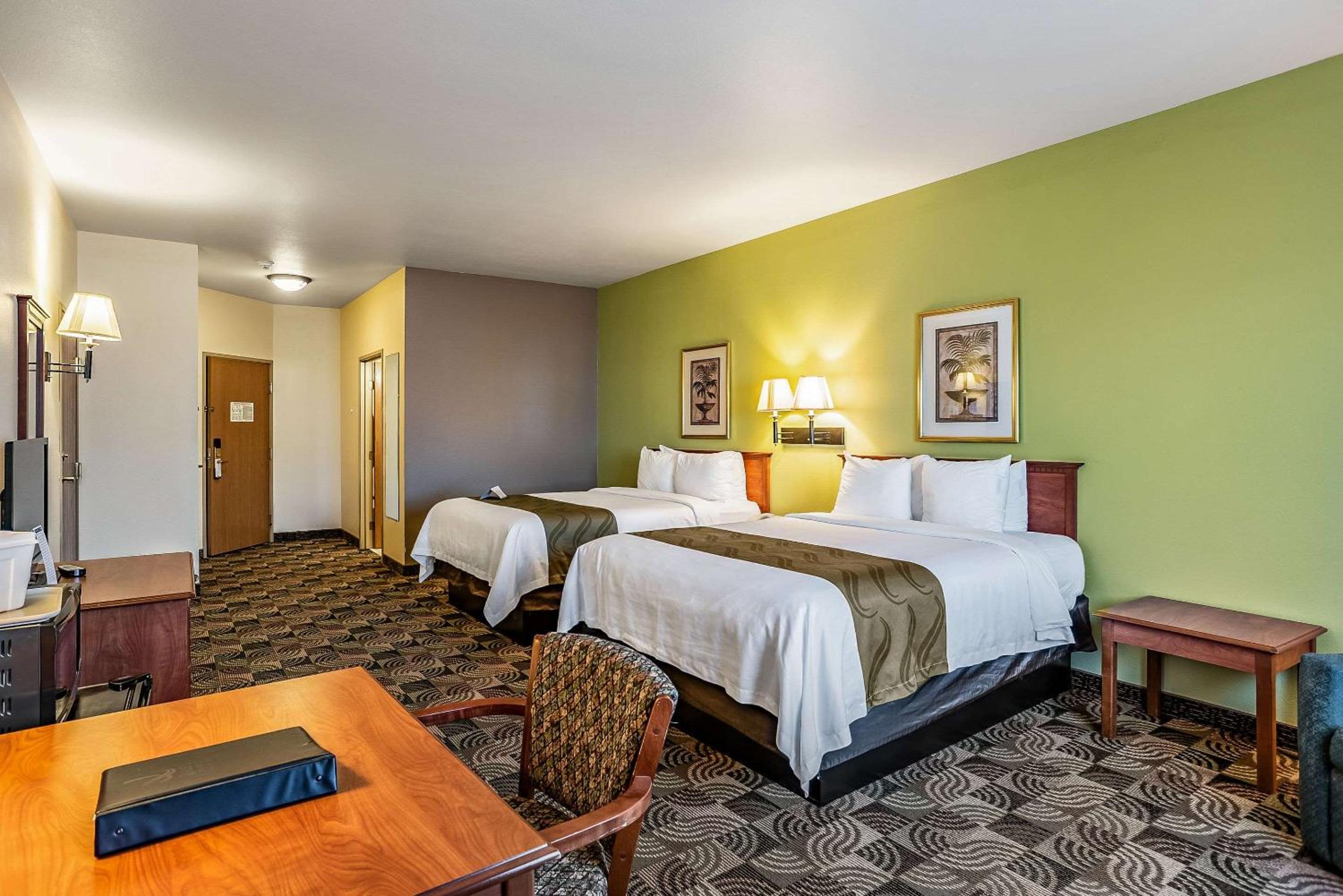 Queen Room with Two Queen Beds - Non-Smoking - Photo 2