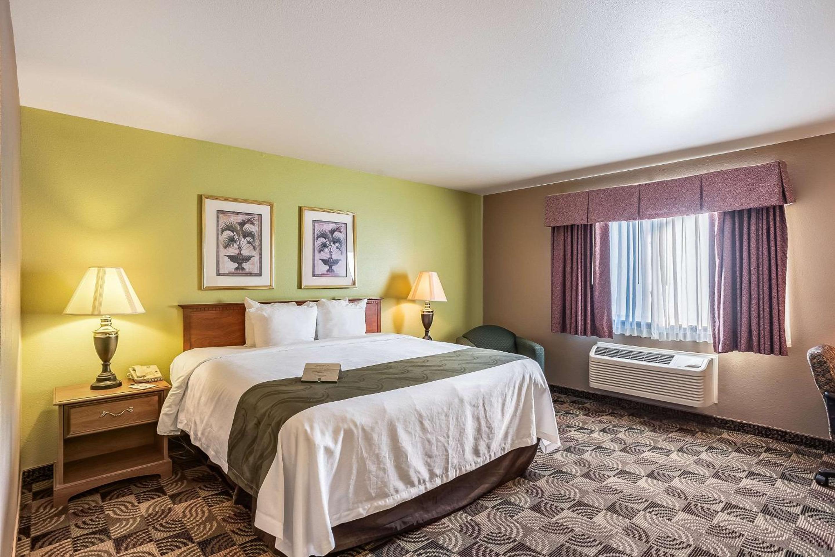 Standard King Room - Non-Smoking  - Photo 1